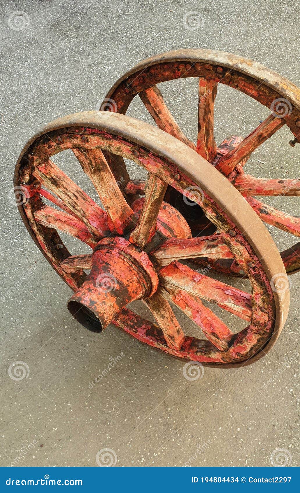 amazing engineering: 19th century wheels perfectly balanced stand upright although the wheel hubs have different geometries