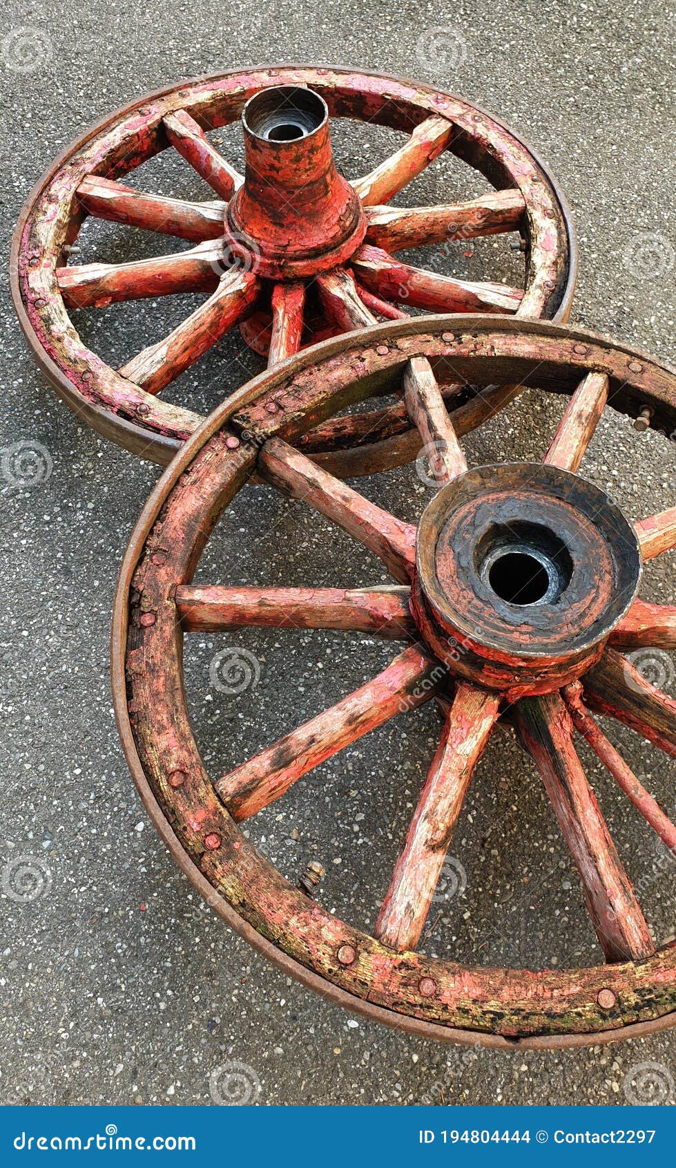amazing engineering: 19th century wheels perfectly balanced stand upright although the wheel hubs have different geometries
