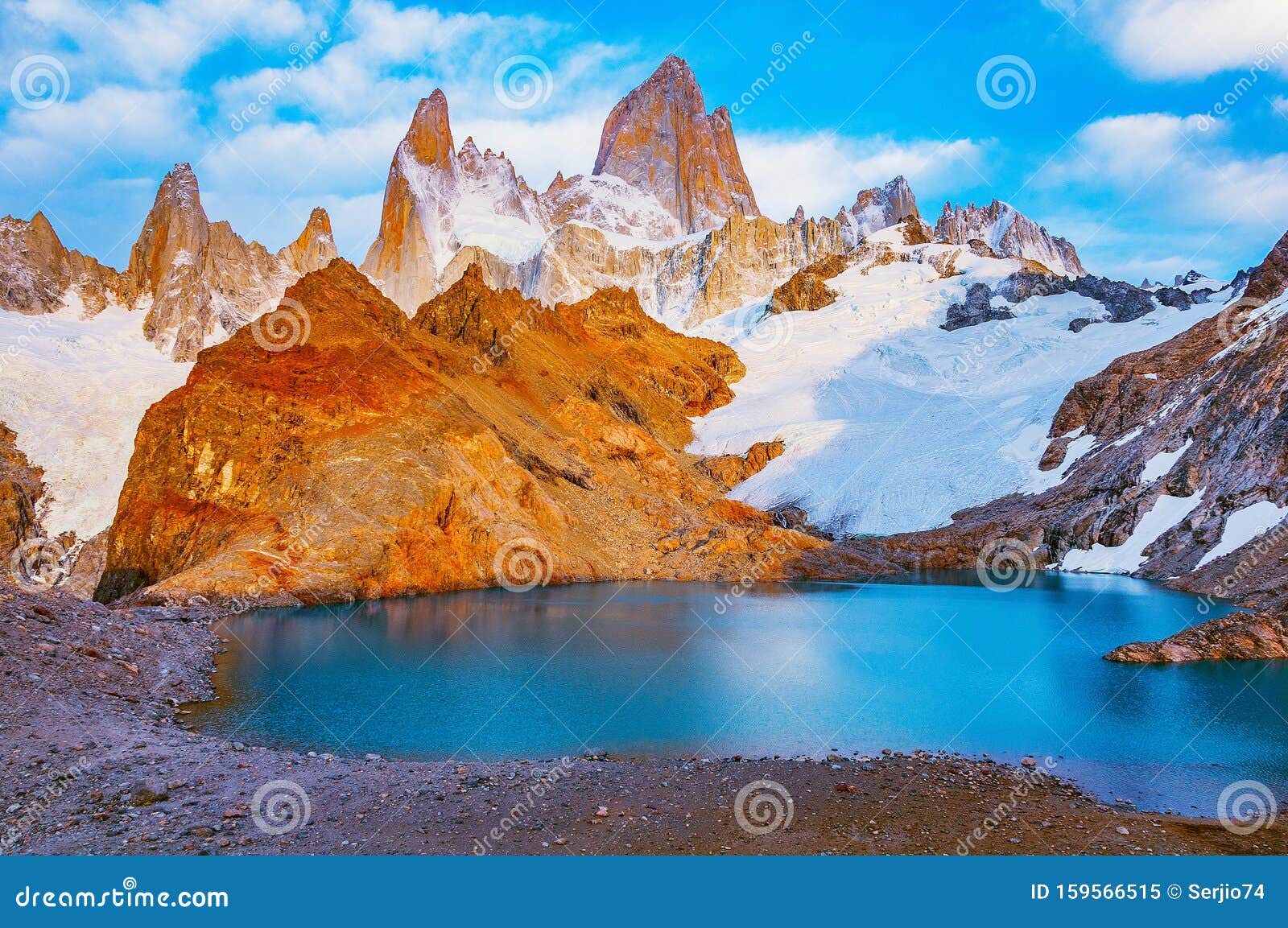 amazing sunrise view of fitz roy mountain. los glaciares national park