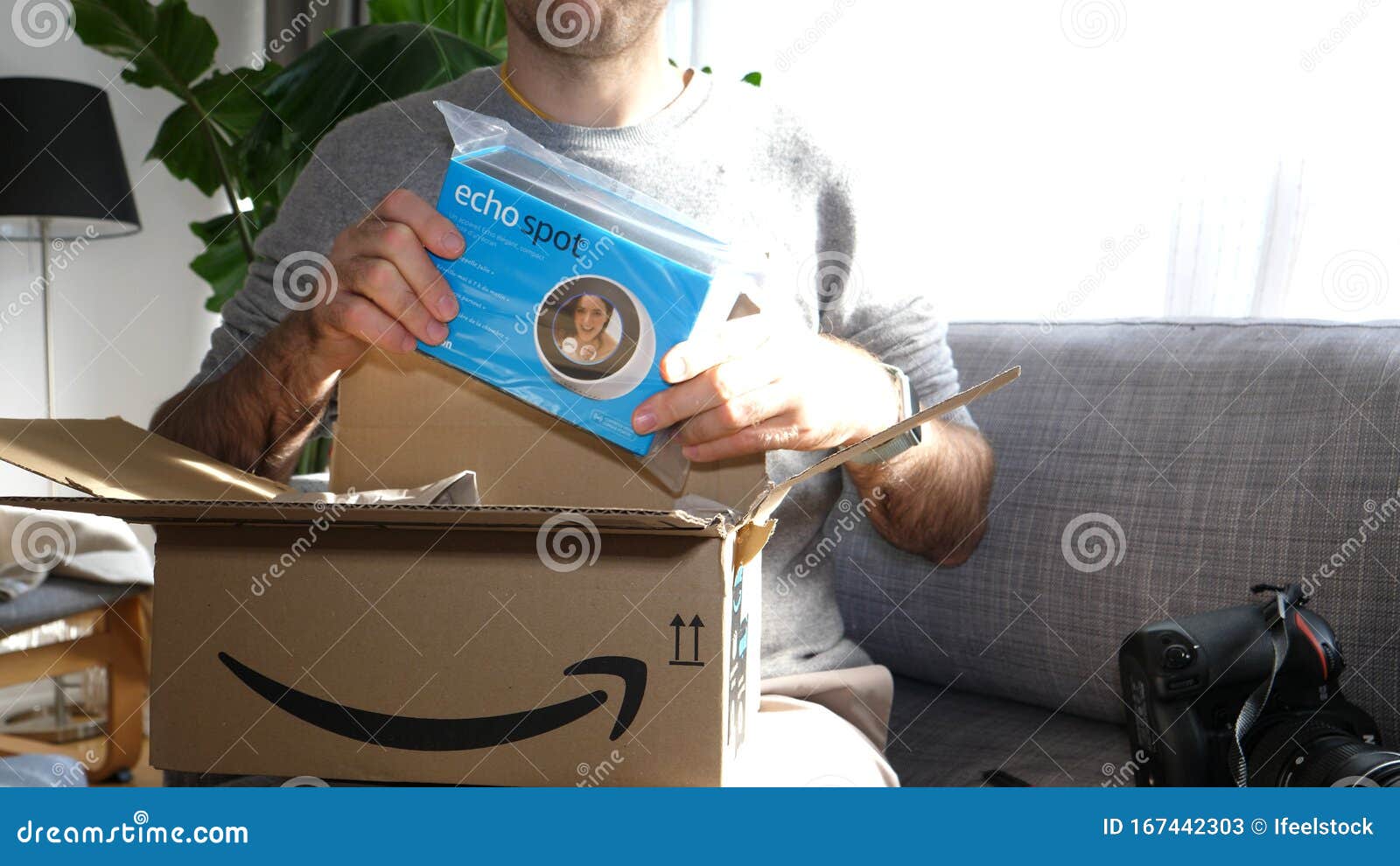 Amazon硬纸箱与尼康16 35 Vr镜头的解压编辑类库存照片 图片包括有位子 棚车 成人