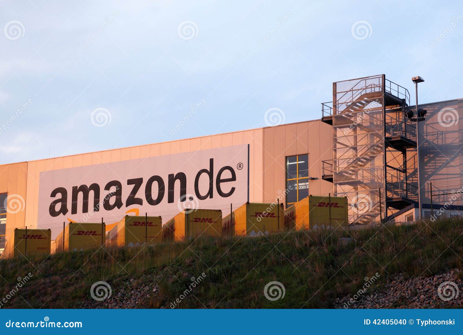 Amazon distribution center editorial image. Image of warehouse 42405040