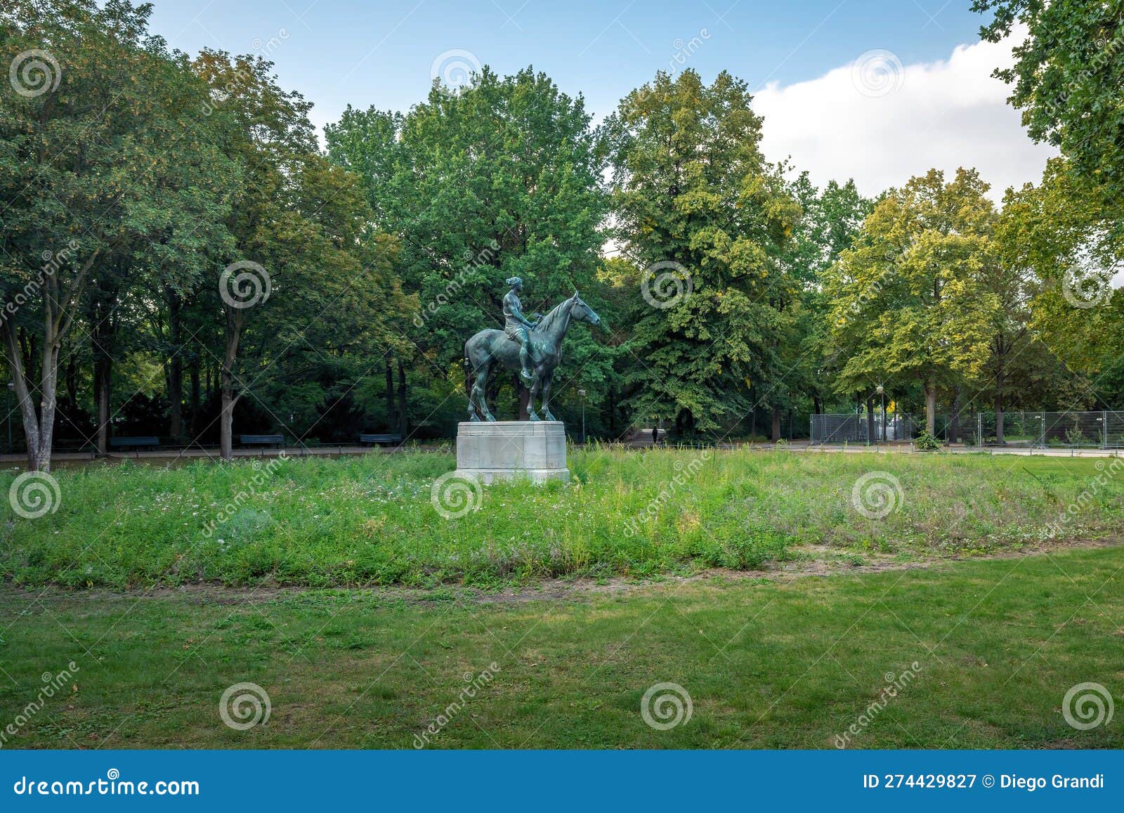 Statue Of An Amazon, The Bottom Dutch Garden In The Palace Park