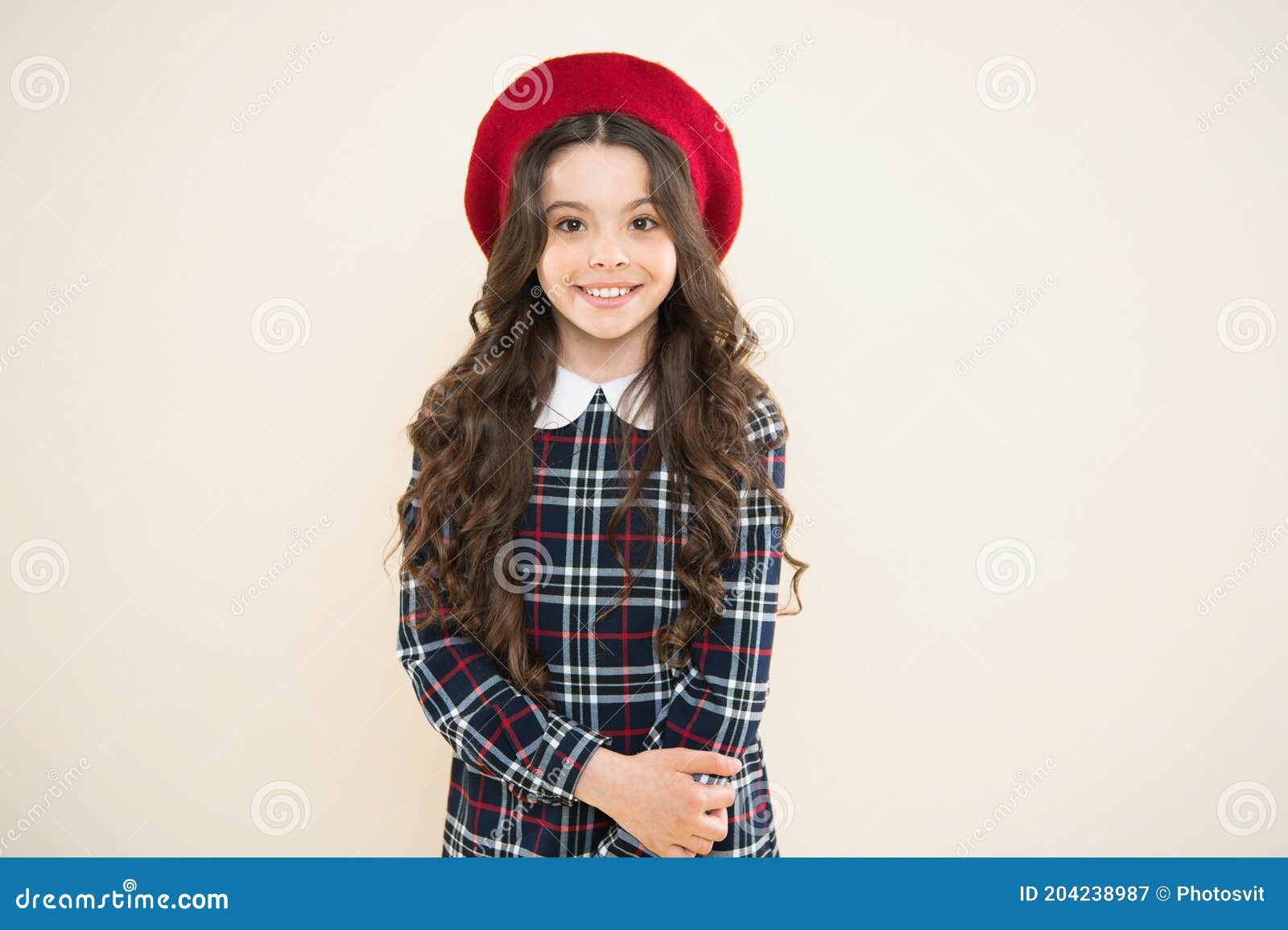 Ambientes Positivos. Niña Feliz En Boina Francesa. Uniforme Escolar De Moda. La Moda Infantil. Joven De La Moda. Los Niño Imagen de archivo Imagen de escuela, 204238987