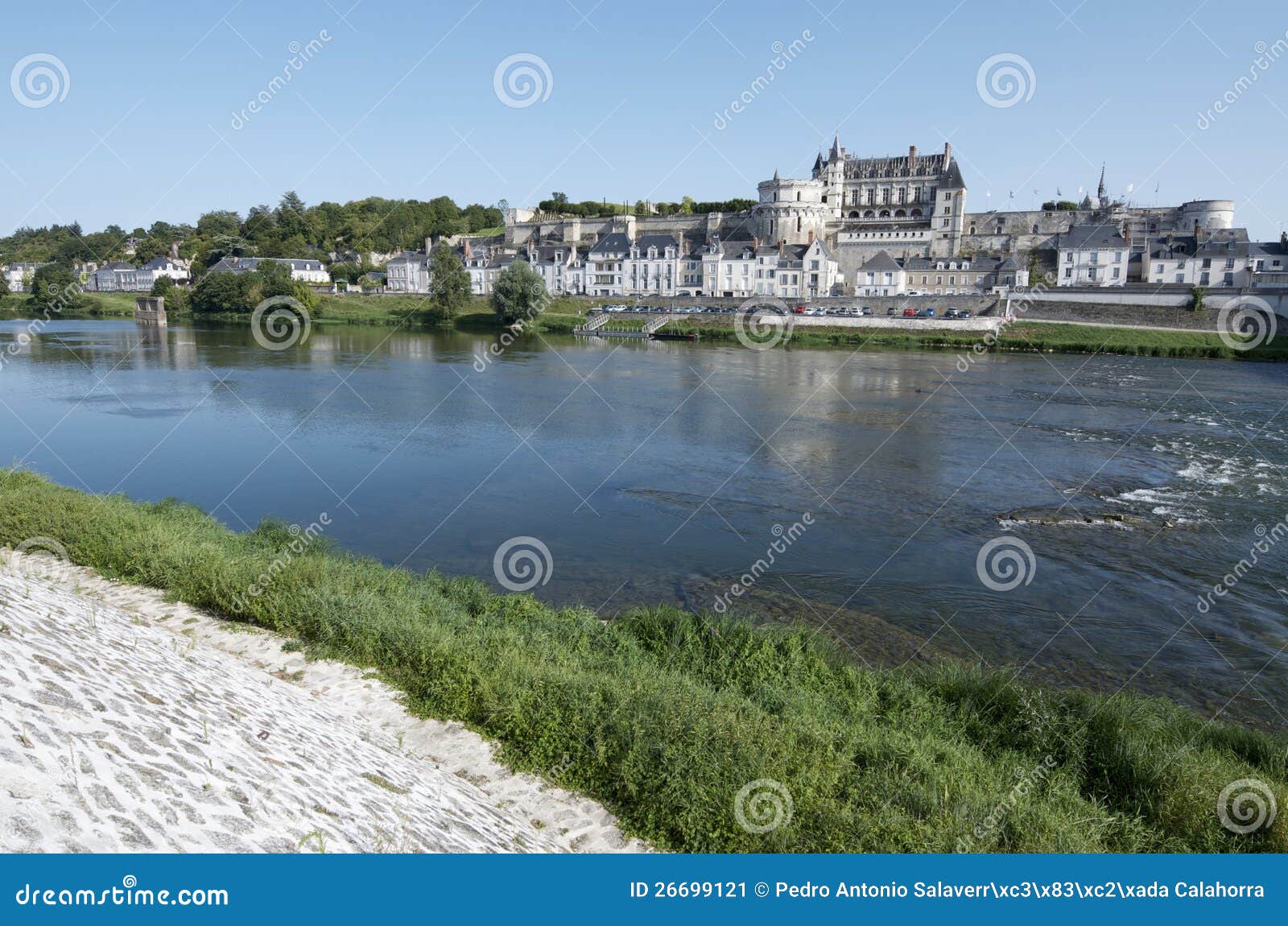 Rio de Loire como passa através da cidade medieval de Amboise, Loire Valley, France