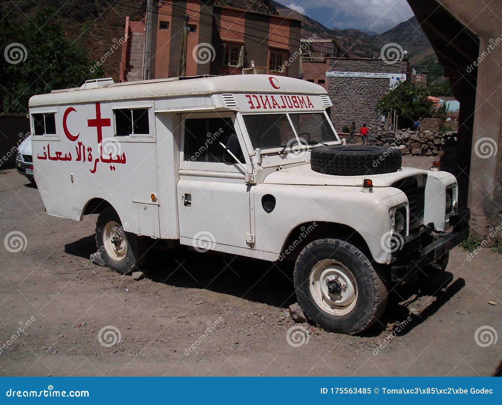 Ambulance Car Tizi N`Tichka Mountain Pass in Morocco, 30. Mai 2007