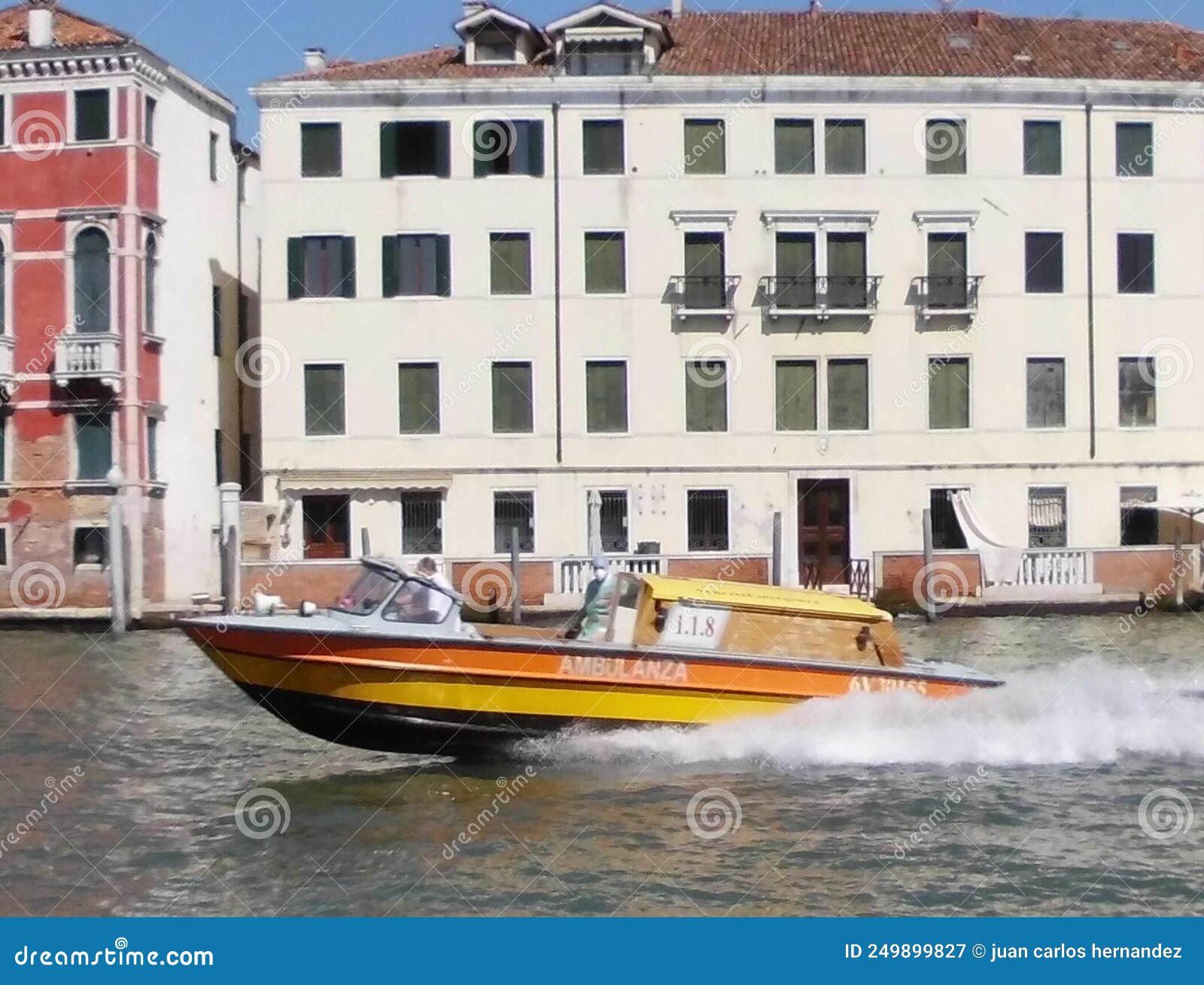 ambulancia en venecia, venecia, italia