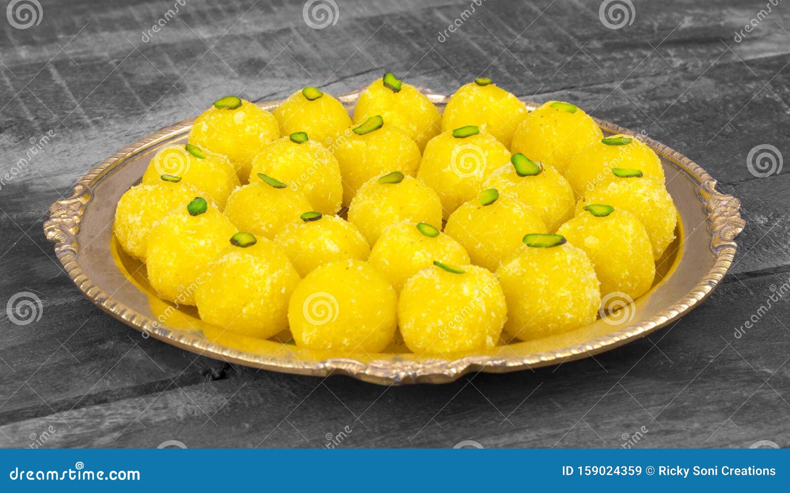 Amendoim-de-açúcar Amarelo Tradicional Indiano Laddu Em Fundo De