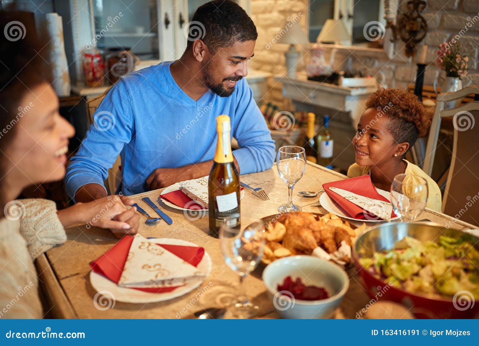 .American Family Family Dining Christmas Traditional Food ...