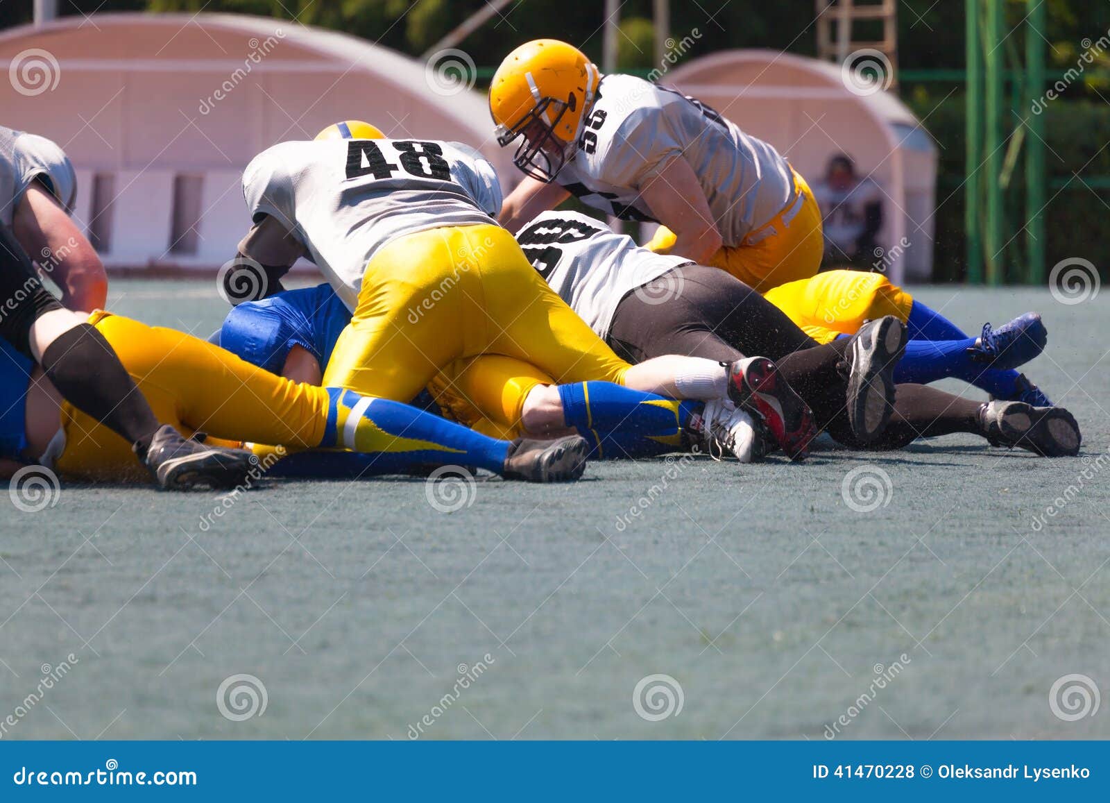 American football team play capture the opponent with the ball.