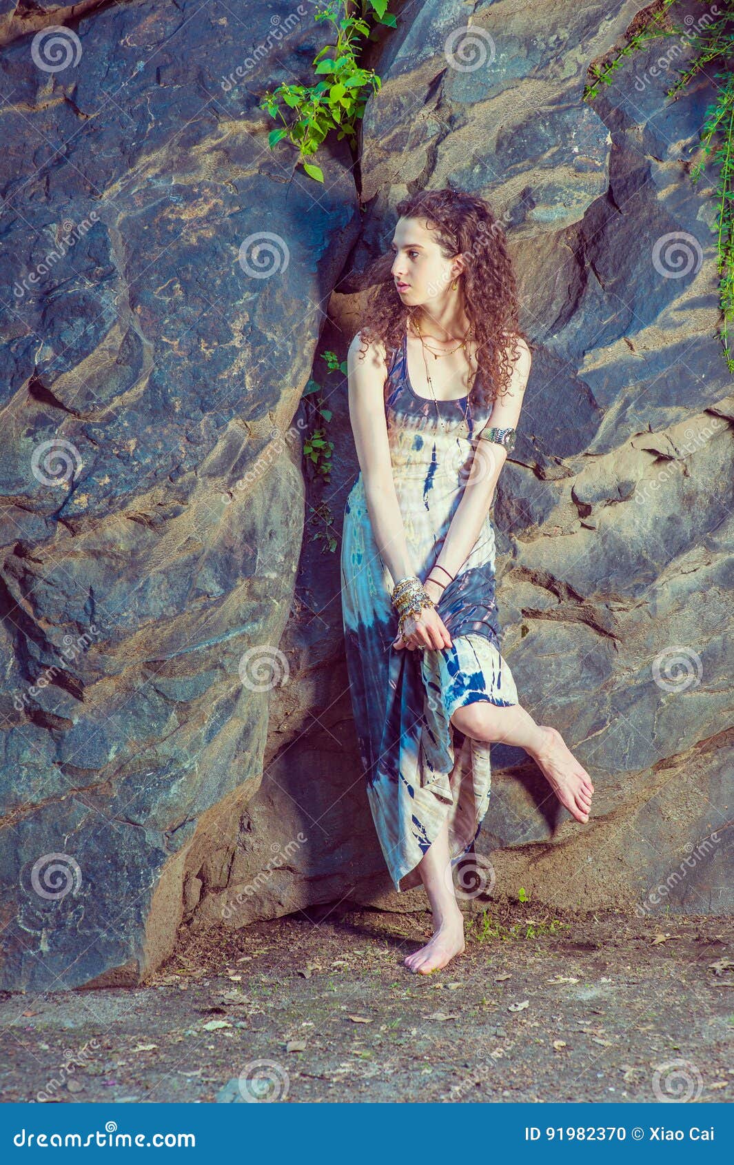 https://thumbs.dreamstime.com/z/american-teenage-girl-summer-fashion-new-york-curly-long-hair-bare-feet-wearing-patterned-long-dress-chunky-chain-bracelet-91982370.jpg