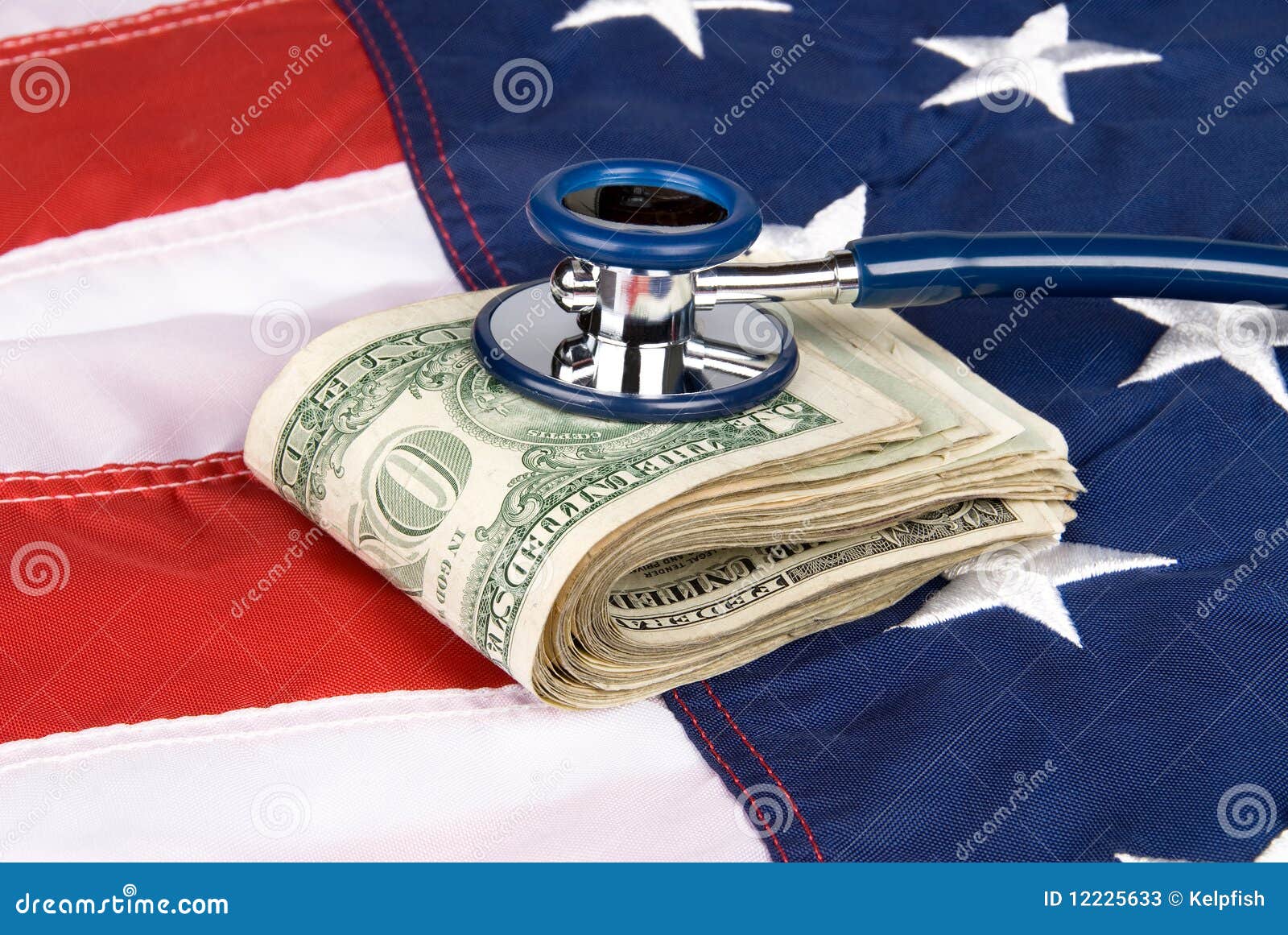 Amerikaanse vlag met stapel van contant geld en stethoscoop. Een stapel die van contant geld op een Amerikaanse vlag met een stethoscoop op het geld, om het even wat van medische kosten concludeert aan economische gezondheid en financiële stabiliteit.