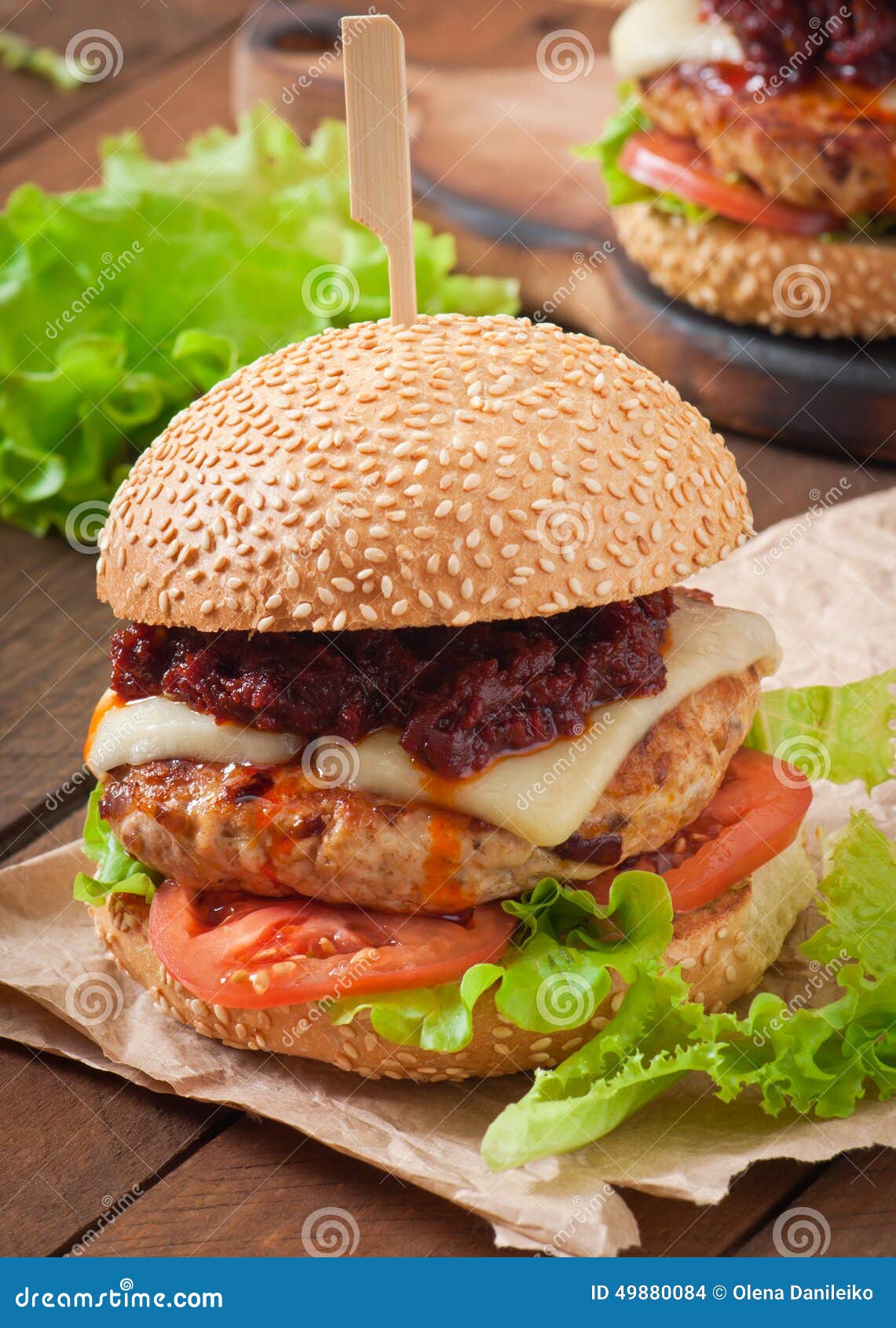 Amerikanischer Burger Mit Huhn Und Speck Stockfoto - Bild von ...
