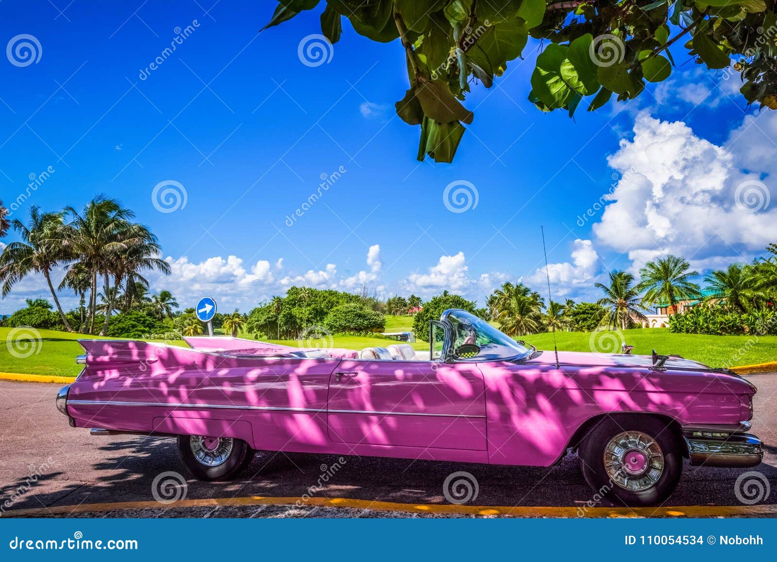 Amerikanischer Rosa Cabriolet Oldtimer In Varadero Kuba Stockfoto Bild Von Nostalgie Konzept 110054534