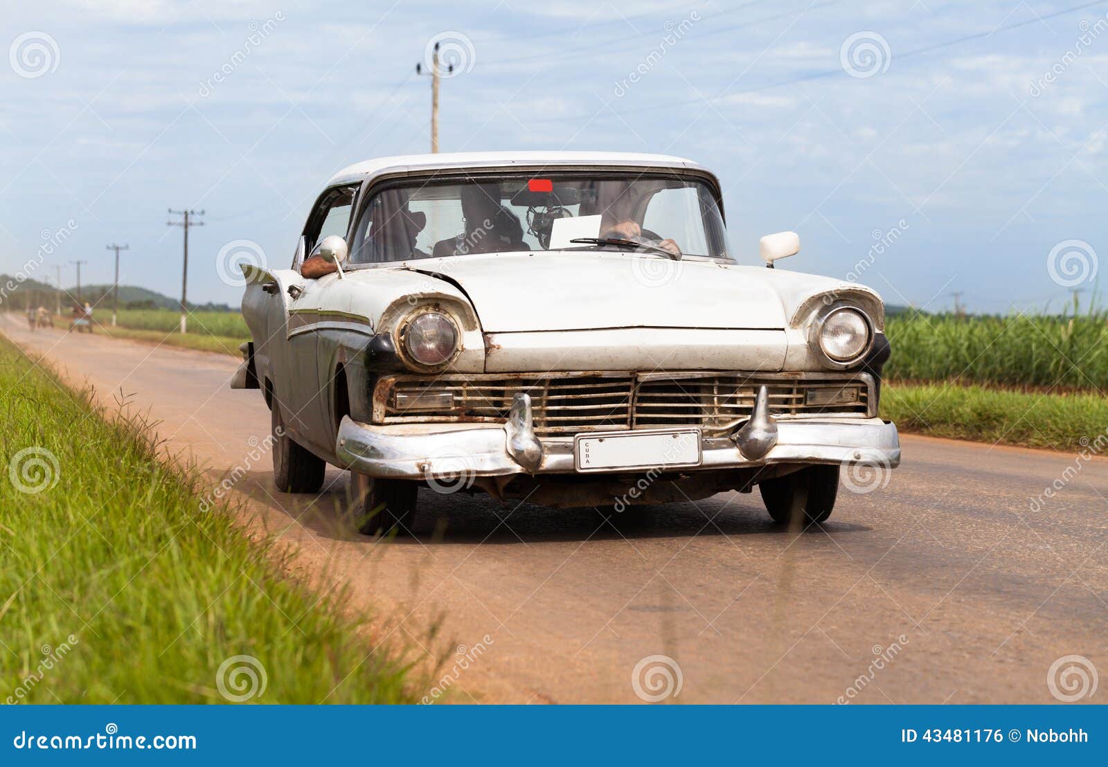 Amerykański biały klasyczny samochód w Cuba na drodze