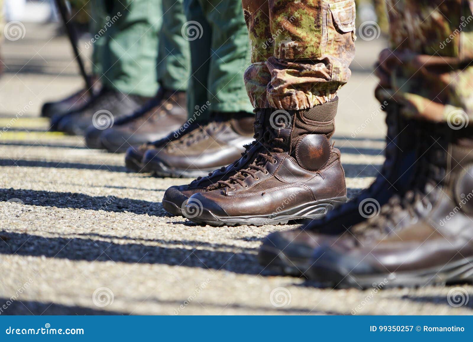 Amfibische Schoenen Die Zij in De Italiaanse Militairen Hebben Gedragen ...