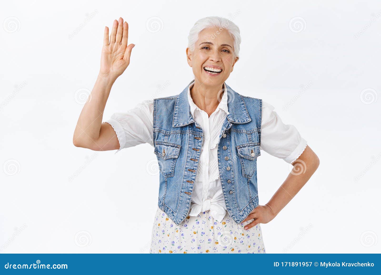 Amigable, Despreocupado, Sonriente Y Feliz Abuelita Moderna Con El Pelo Peinado Gris, Llevar Chaleco Elegante, Vestir, Levantar L Imagen de archivo - Imagen de abuela, viejo: 171891957 Amigable, Despreocupado, Sonriente Y Feliz Abuelita Moderna Con El Pelo Peinado Gris, Llevar Chaleco Elegante, Vestir, Levantar L Imagen de archivo - Imagen de abuela, viejo: 171891957