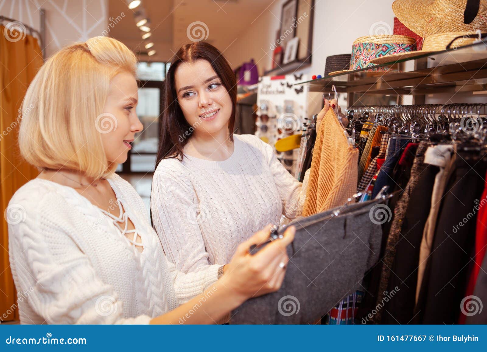Amigas Comprando Juntas En Una Tienda De Ropa Imagen de archivo - Imagen de  ropas, clientes: 161477667