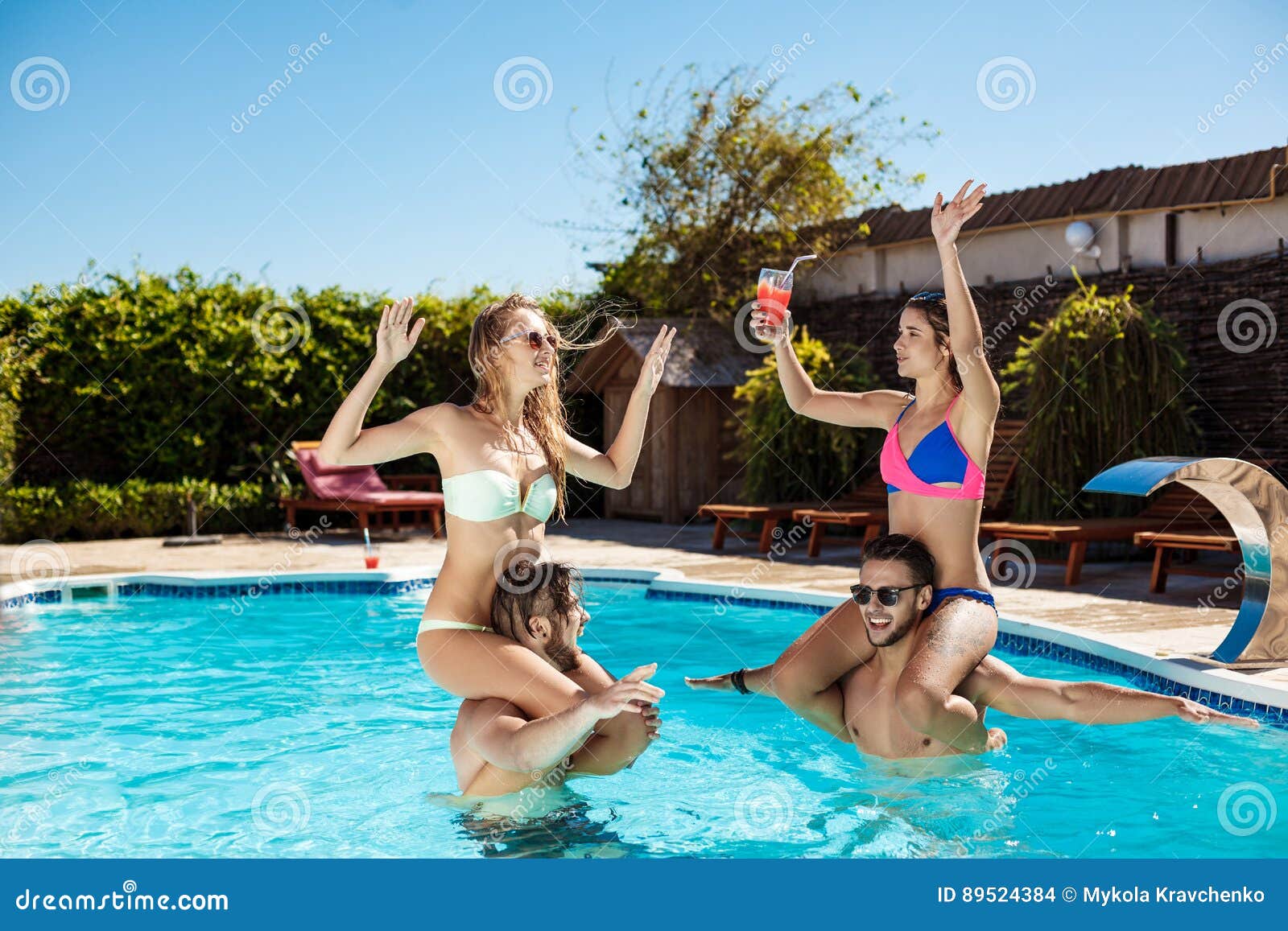 Amigos Alegres Jovenes Que Sonríen, Riendo, Relajación, Nadando En Piscina Foto de archivo esposa 1600x1157 foto alta calidad Amigos Alegres Jovenes Que Sonríen, Riendo, Relajación, Nadando En Piscina Foto de archivo