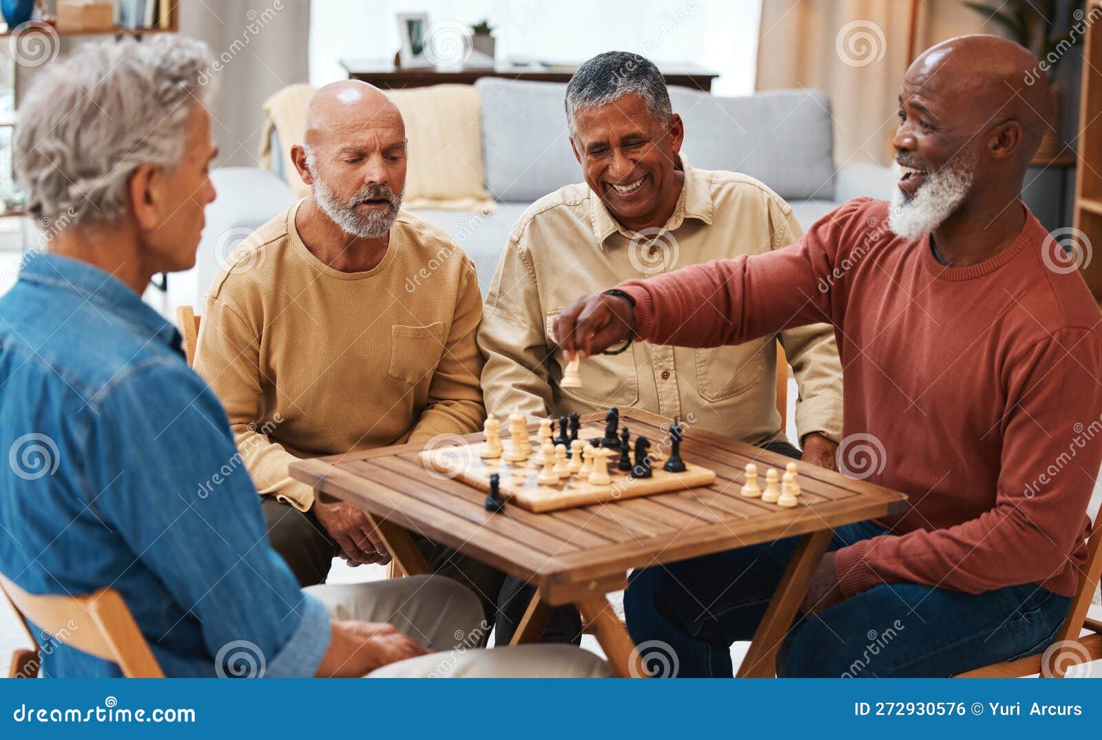 Amigos De Xadrez E Jogos De Tabuleiro Em Mesa De Madeira Para