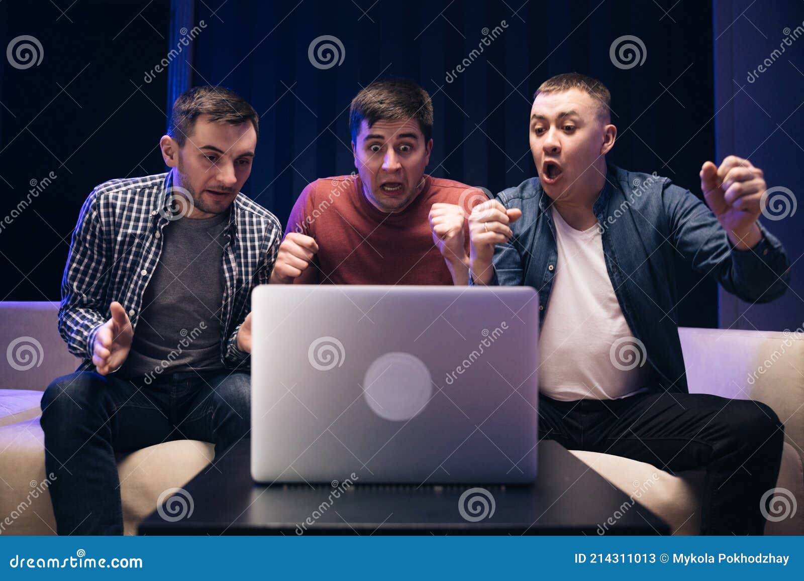 Amigos do sexo masculino assistindo jogo de futebol online no laptop homens  assistindo futebol em streaming