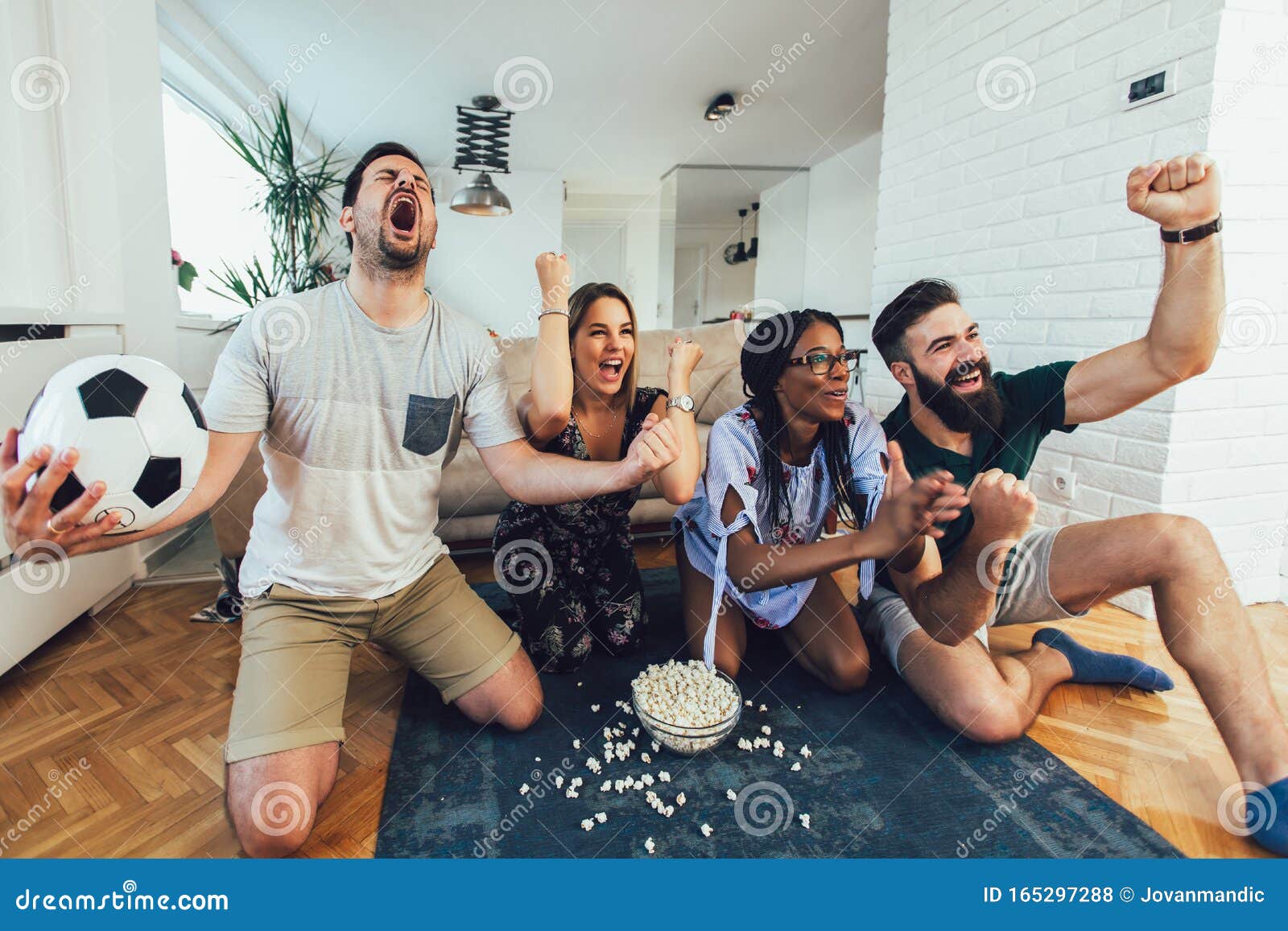 Conceitual assistir jogo de futebol no sofá na televisão com garrafas de  cerveja e tigela de pipoca em amigos apreciando jogo de futebol TV fotos,  imagens de © TheVisualsYouNeed #193389504