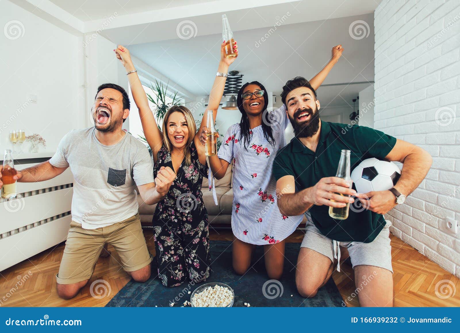 Amigos bebendo cerveja e assistindo jogo de futebol