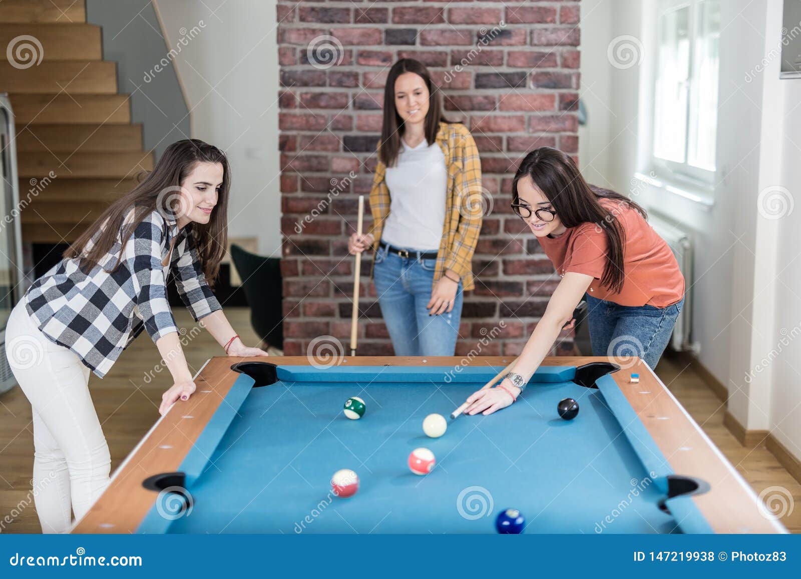 Amigos F?meas Alegres Que Jogam O Jogo Do Bilhar Da Mesa De Bilhar Em Casa  Foto de Stock - Imagem de sinuca, divertimento: 147219938