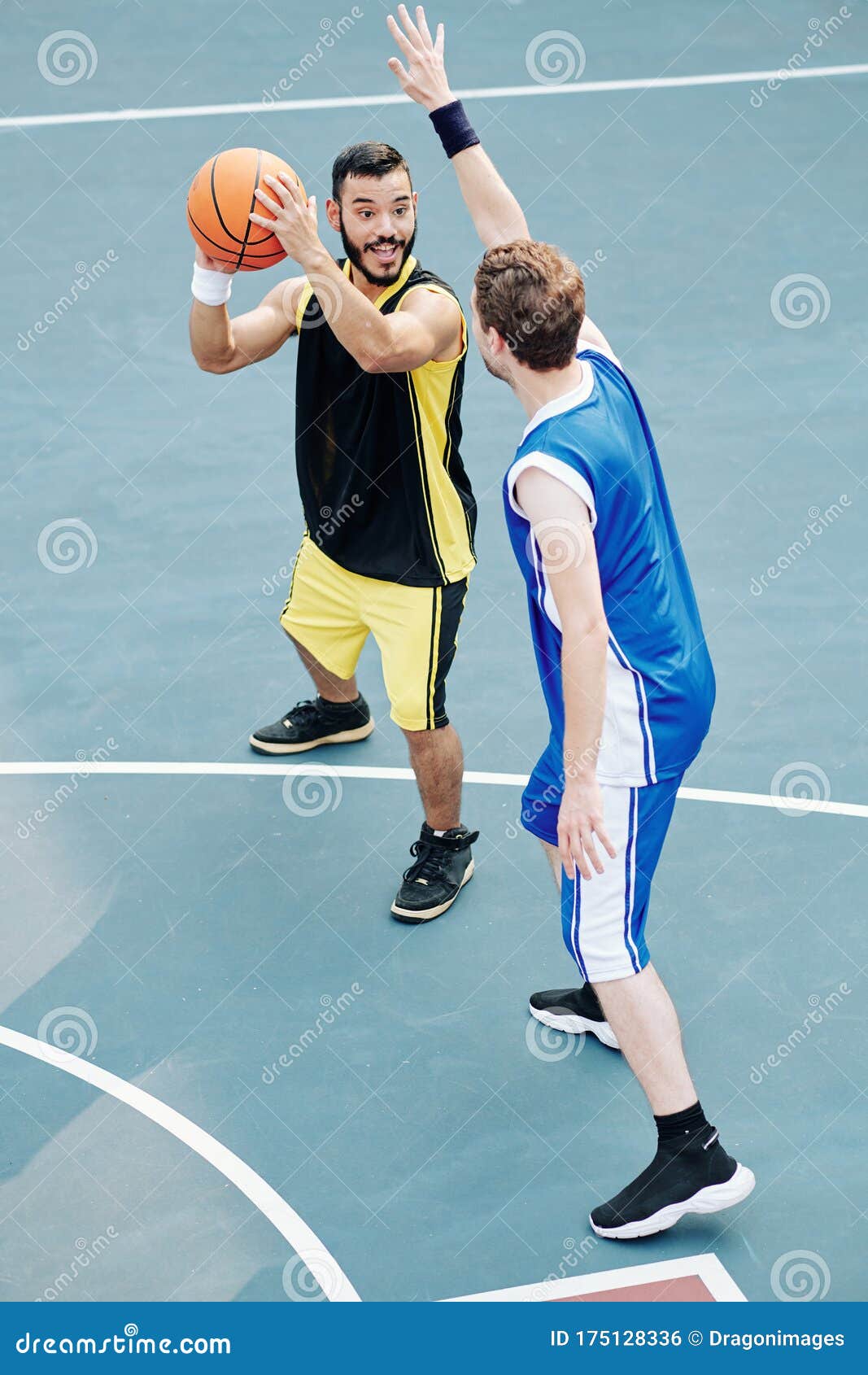 Amigos jogando basquete foto de stock. Imagem de corte - 175128336