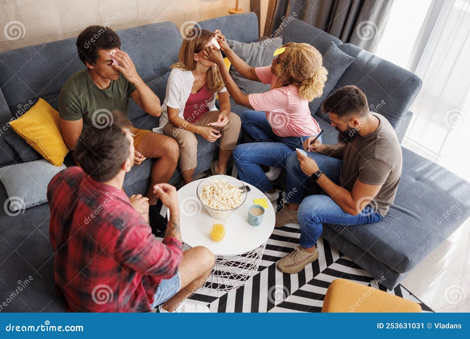 Amigos Jogando Jogo De Adivinhação De Palavras Em Casa Imagem de