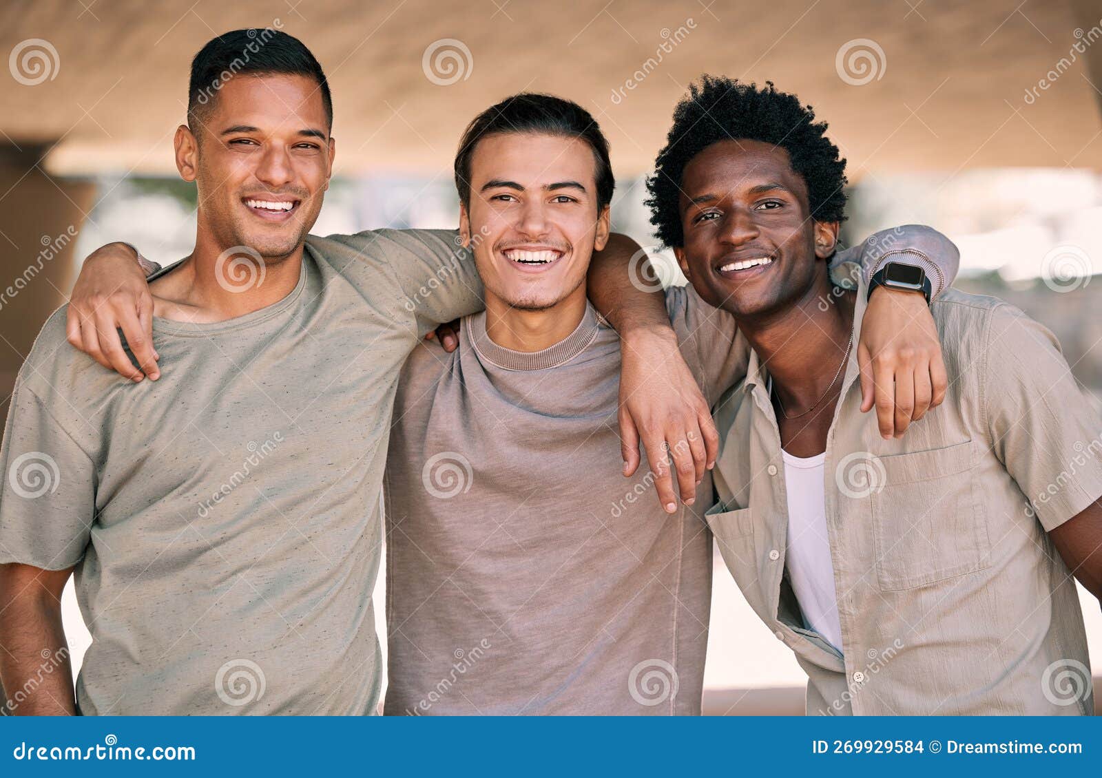 Amigos Juntos Retrato Y Hombres Al Aire Libre Con Abrazo Relajarse Y