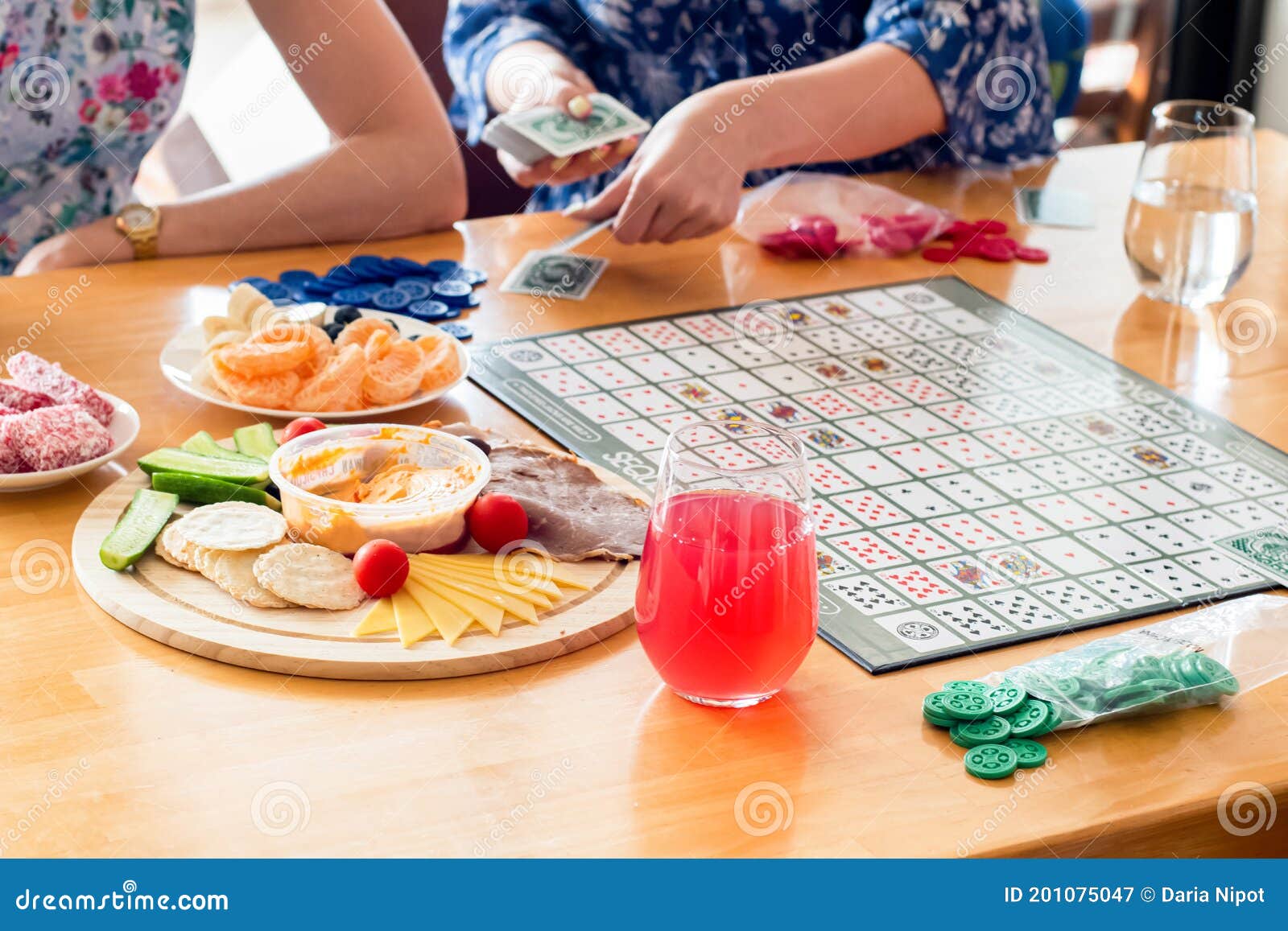 Amigos Prontos Para Jogar O Jogo De Tabuleiro De Sequências Com