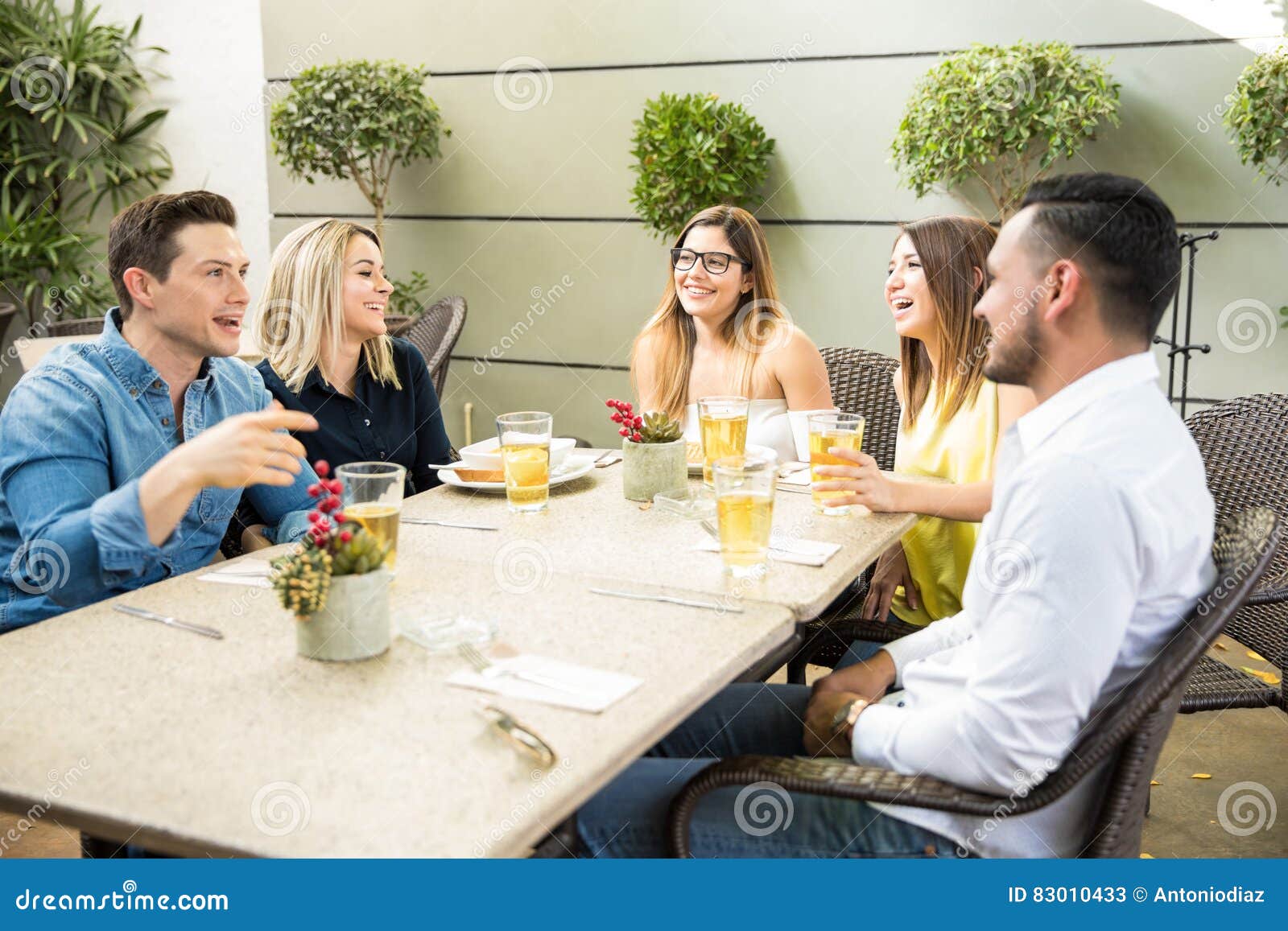 Amigos Que Apreciam O Happy Hour Imagem de Stock Imagem de brinde