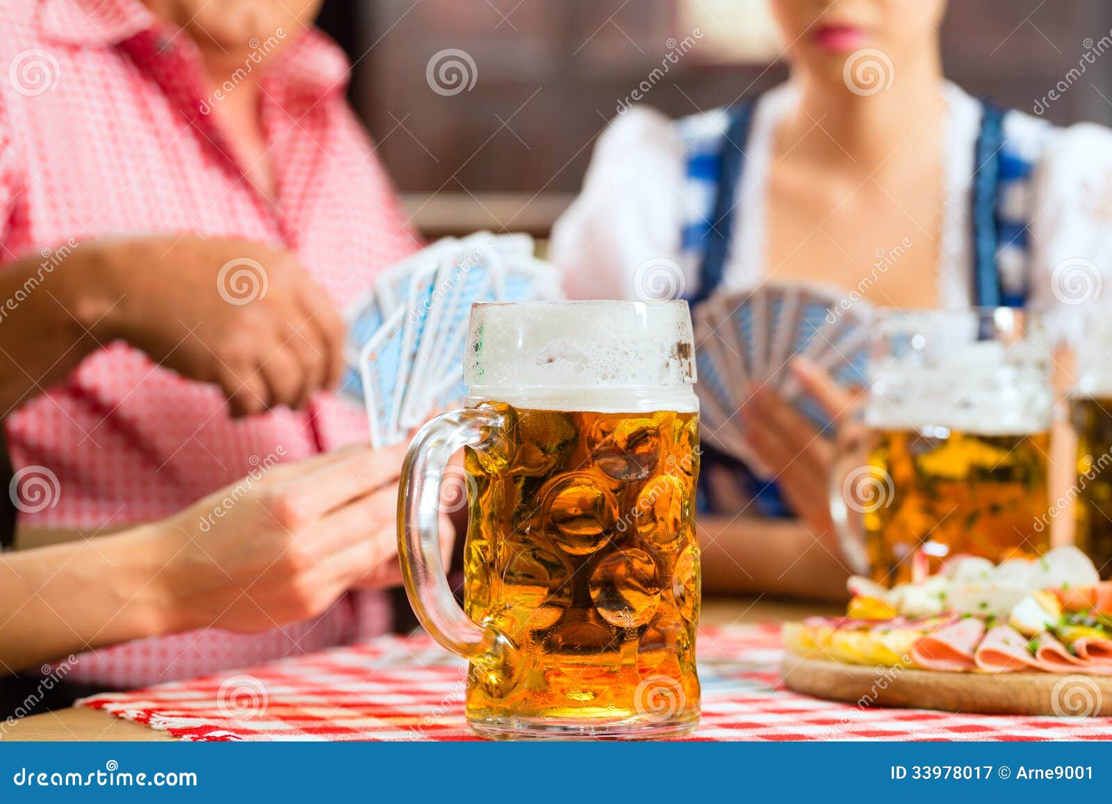 Cartões De Jogo Dos Amigos E Cerveja Bebendo Em Casa Foto de Stock - Imagem  de cerveja, jogar: 147910036