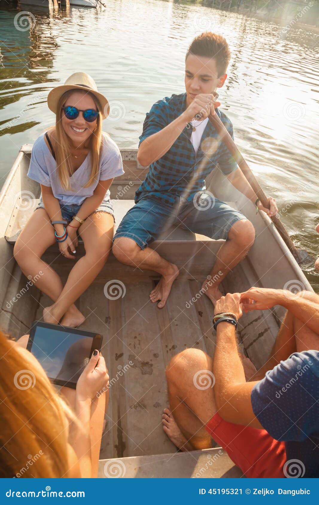 Amigos Que Gozan En Un Barco Imagen de archivo Imagen de cubo, playa