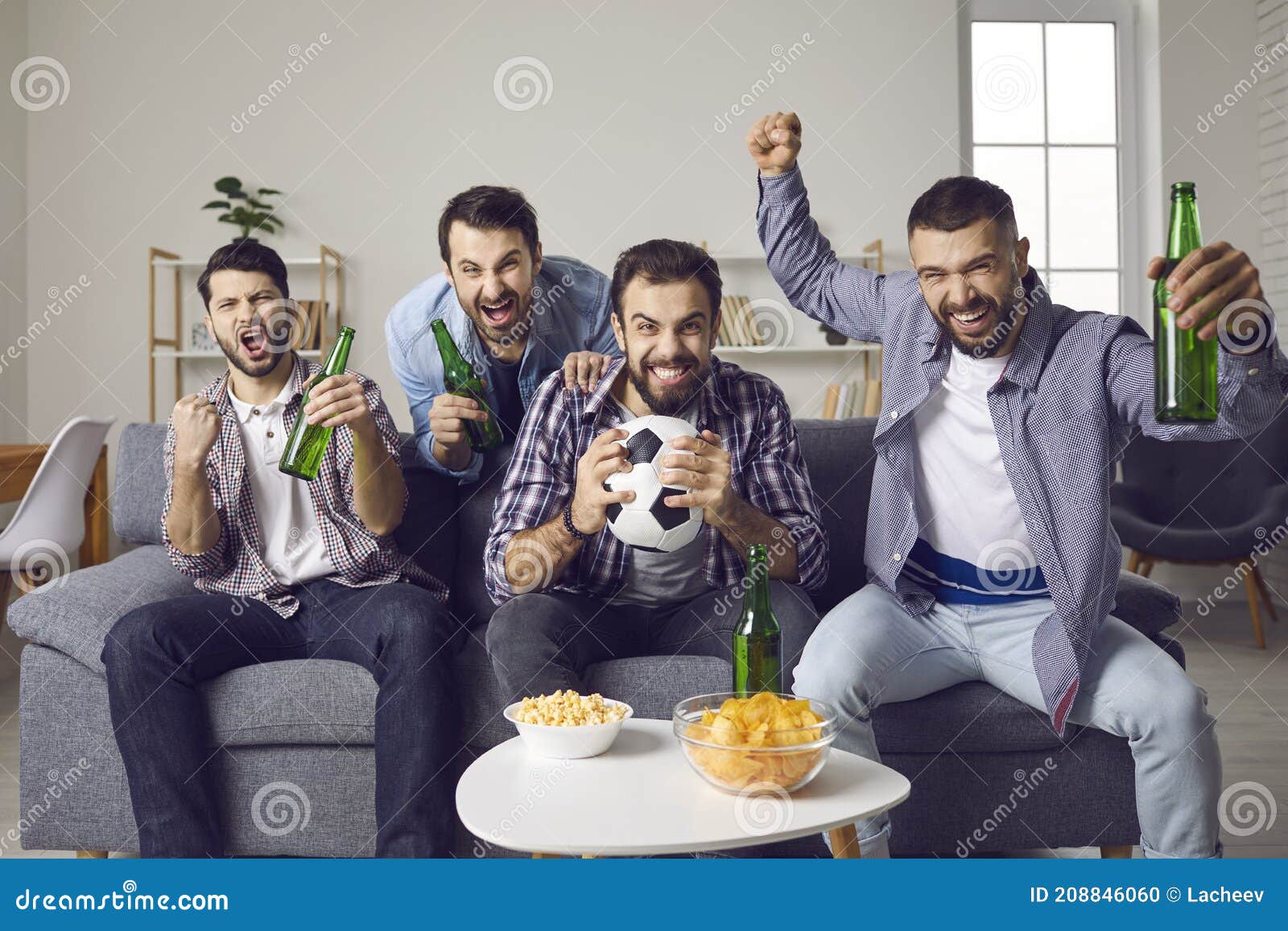 Foto de Assistindo Jogo De Futebol Na Tv No Pub Locais Comidas