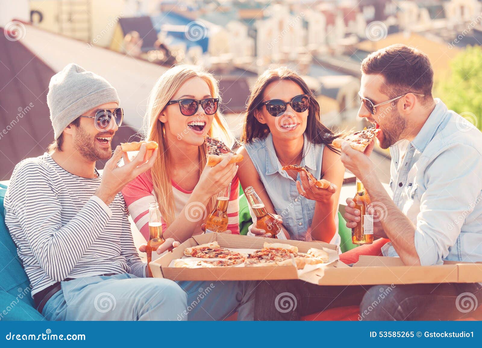 Amigos y pizza imagen de archivo. Imagen de belleza, lifestyles 53585265