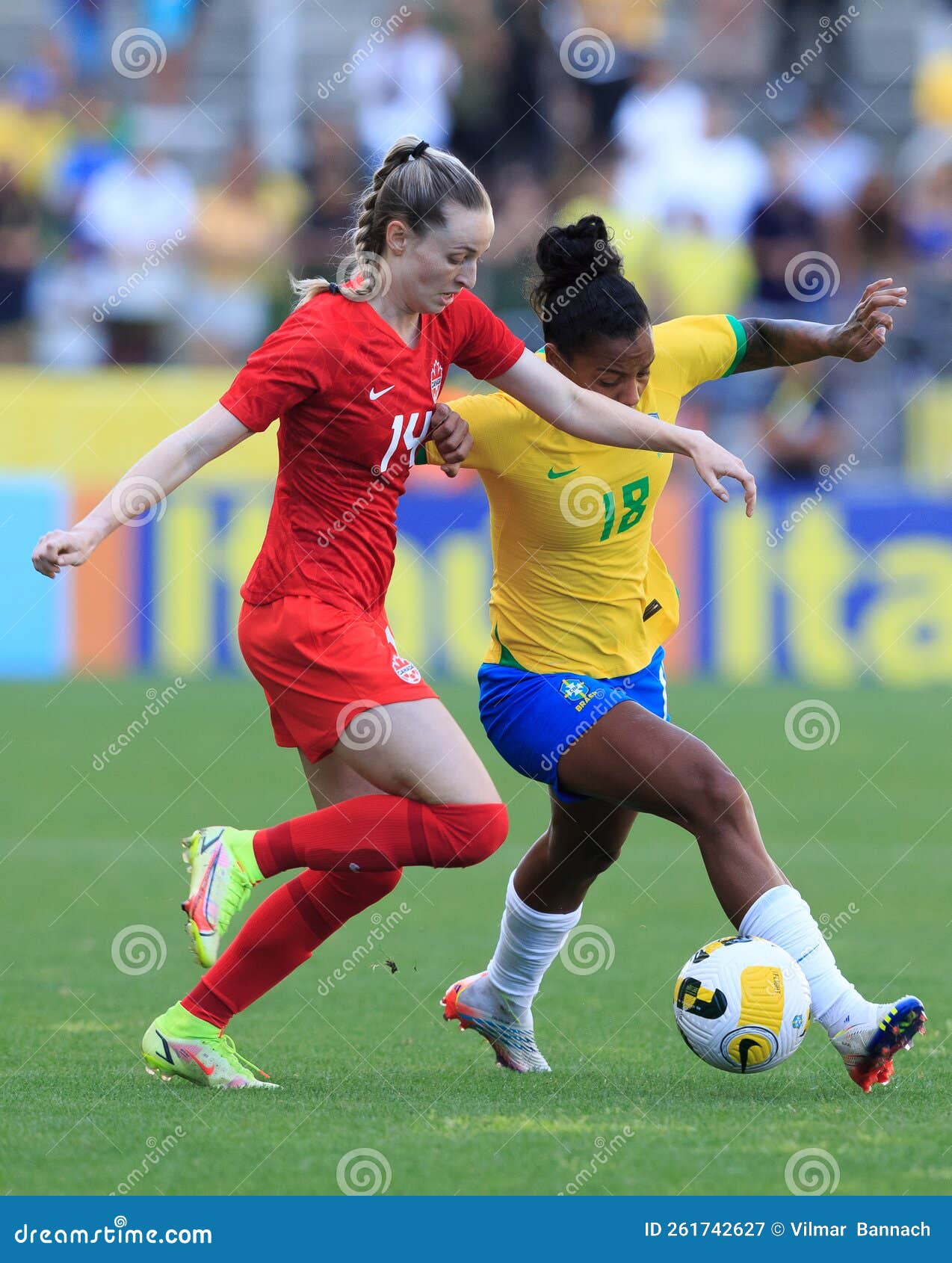 Imagem De Dois Jogadores De Futebol No Estádio Foto Royalty Free, Gravuras,  Imagens e Banco de fotografias. Image 20026387