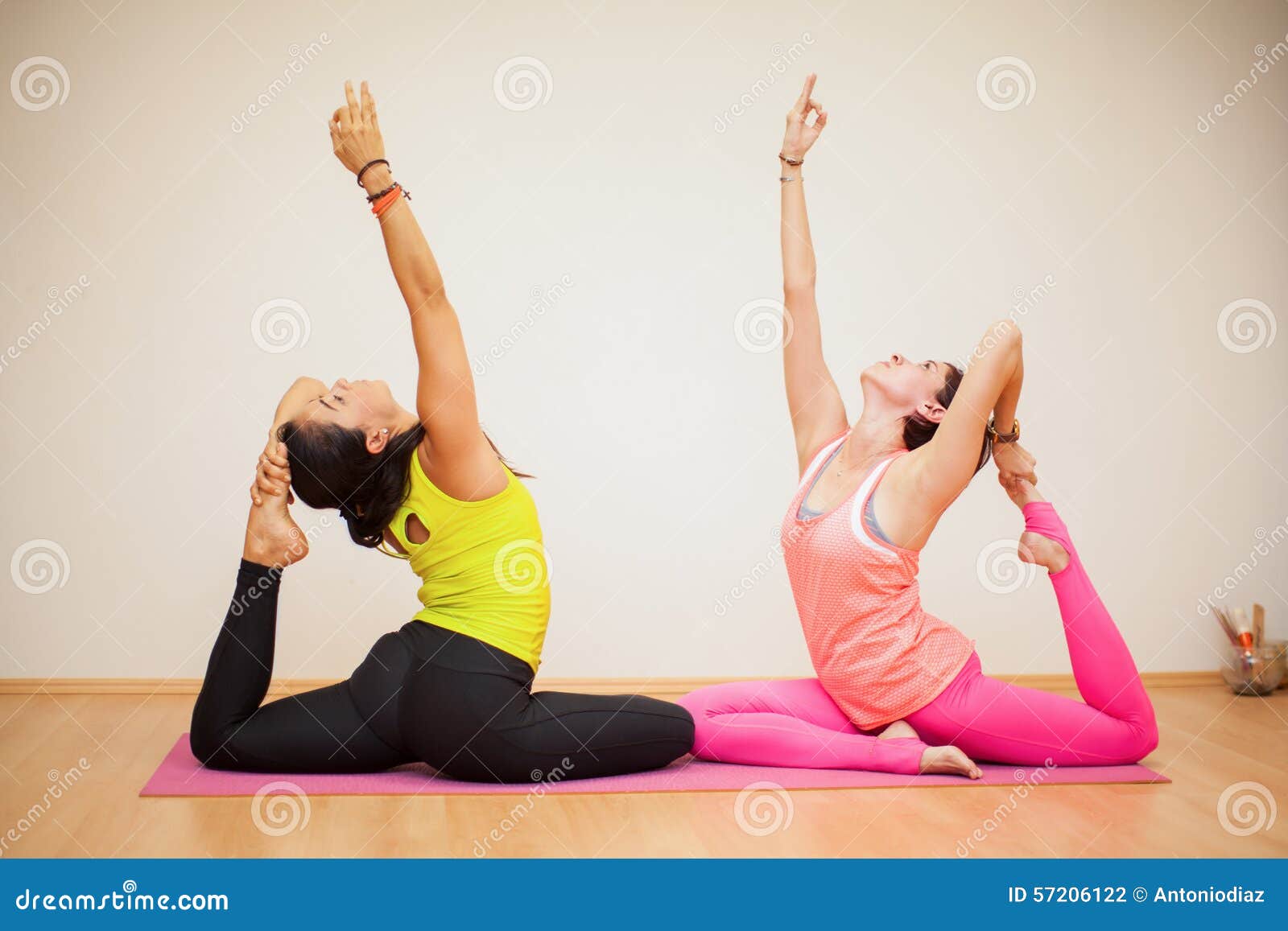 Amis Faisant Le Yoga Ensemble Photo stock - Image du aptitude