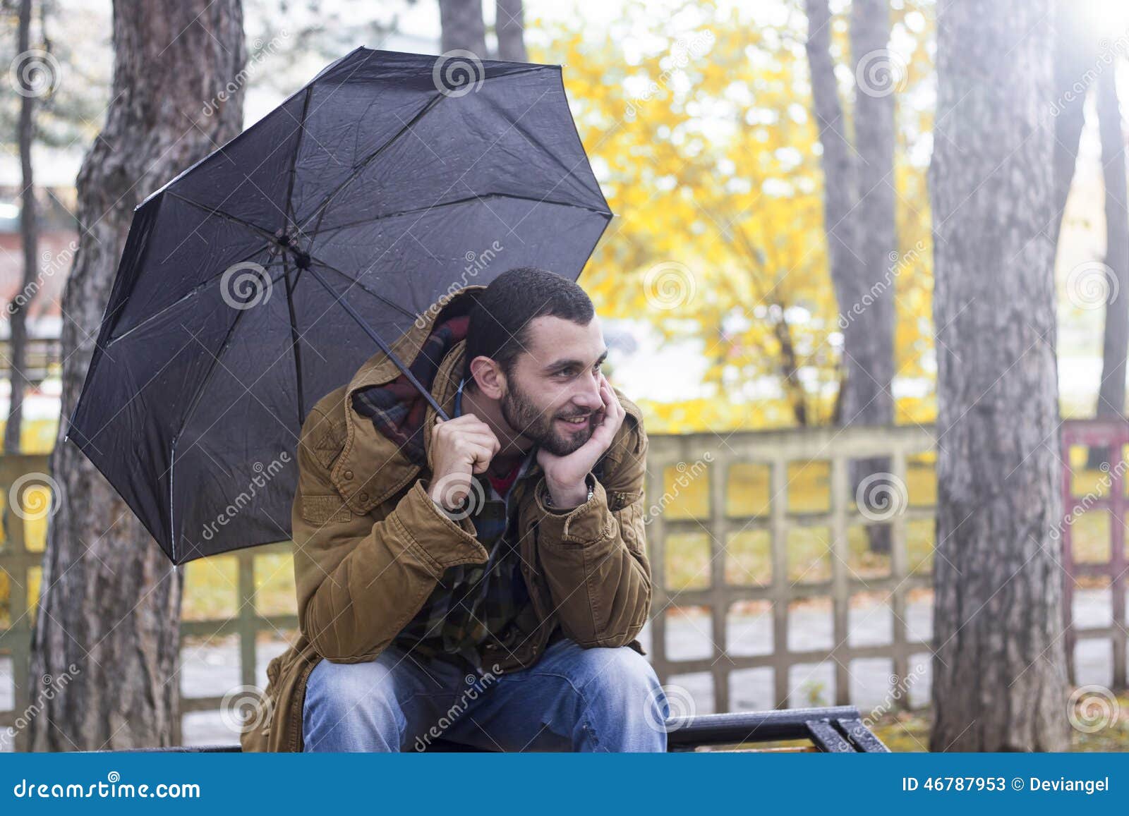 Зонтик сидит. Человек на лавочке держит зонт. Сидит с зонтом. Фонарь держит зонтик над скамейкой. Парень сидит с зонтом поза.