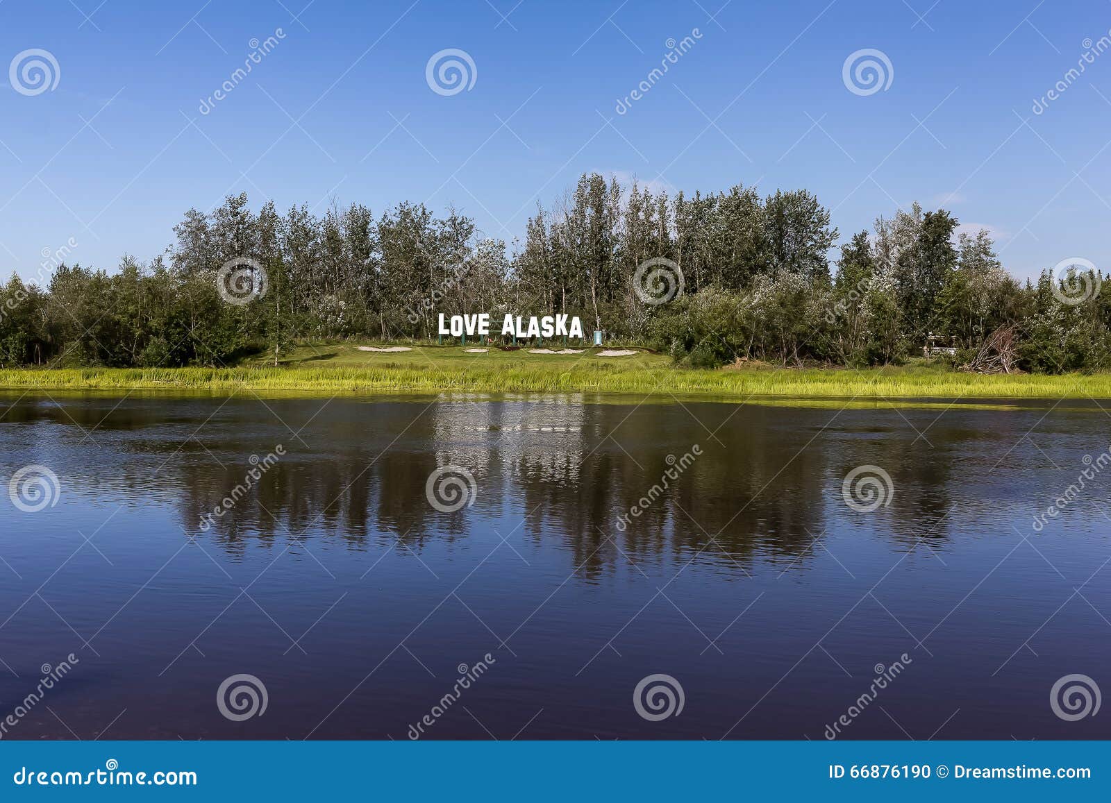 Amor Alaska del letrero I en paisaje. Amor Alaska en paisaje, Fairbanks, Alaska, los E.E.U.U. del letrero I
