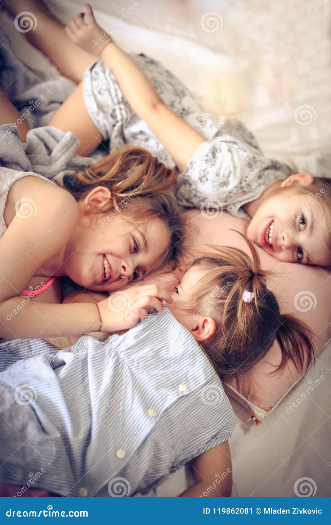 Amor entre hermana, hermana mayor ama a su hermana menor, vínculo de amor  familiar