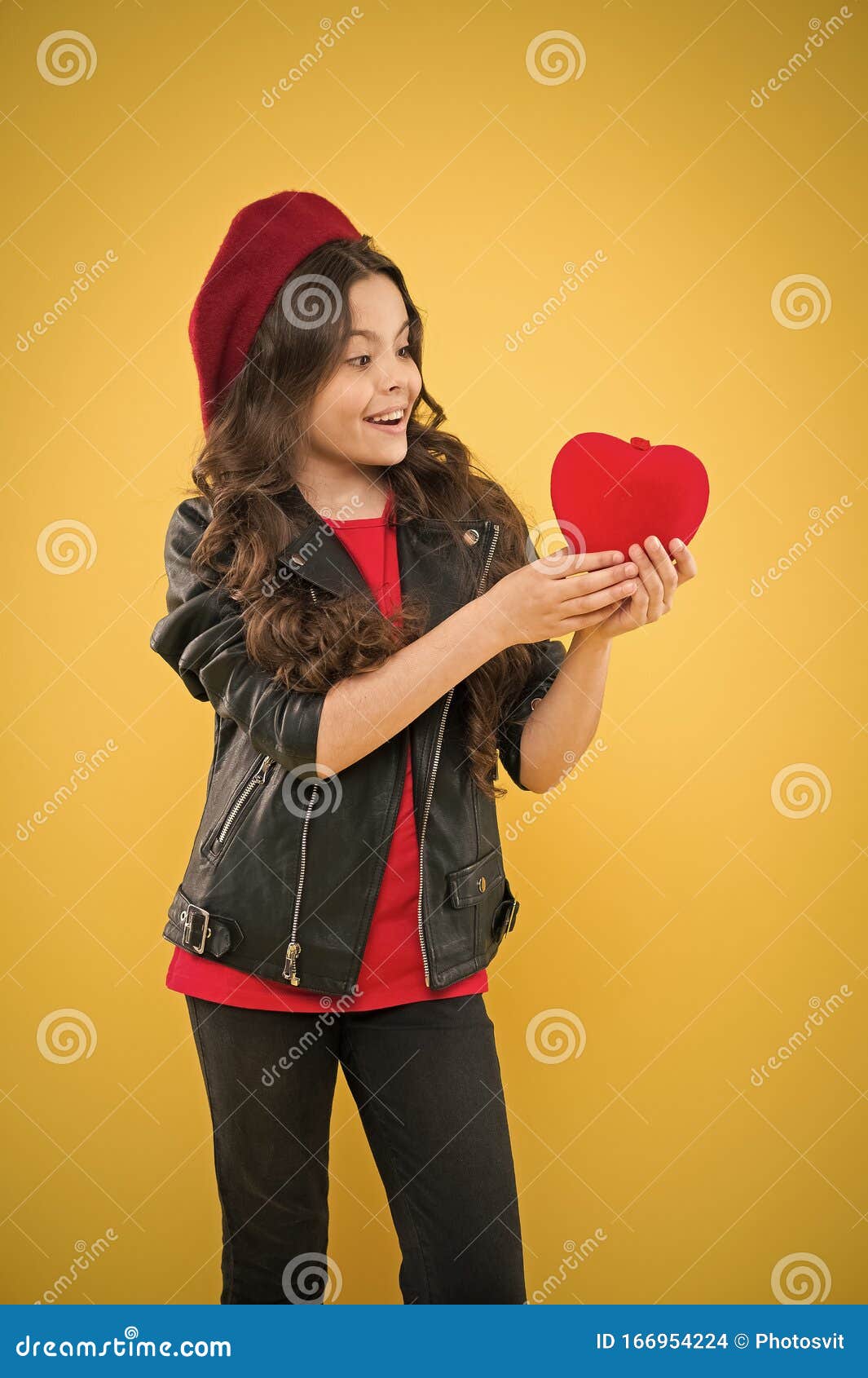 Foto de retrato de cabelo cacheado masculino infantil francês