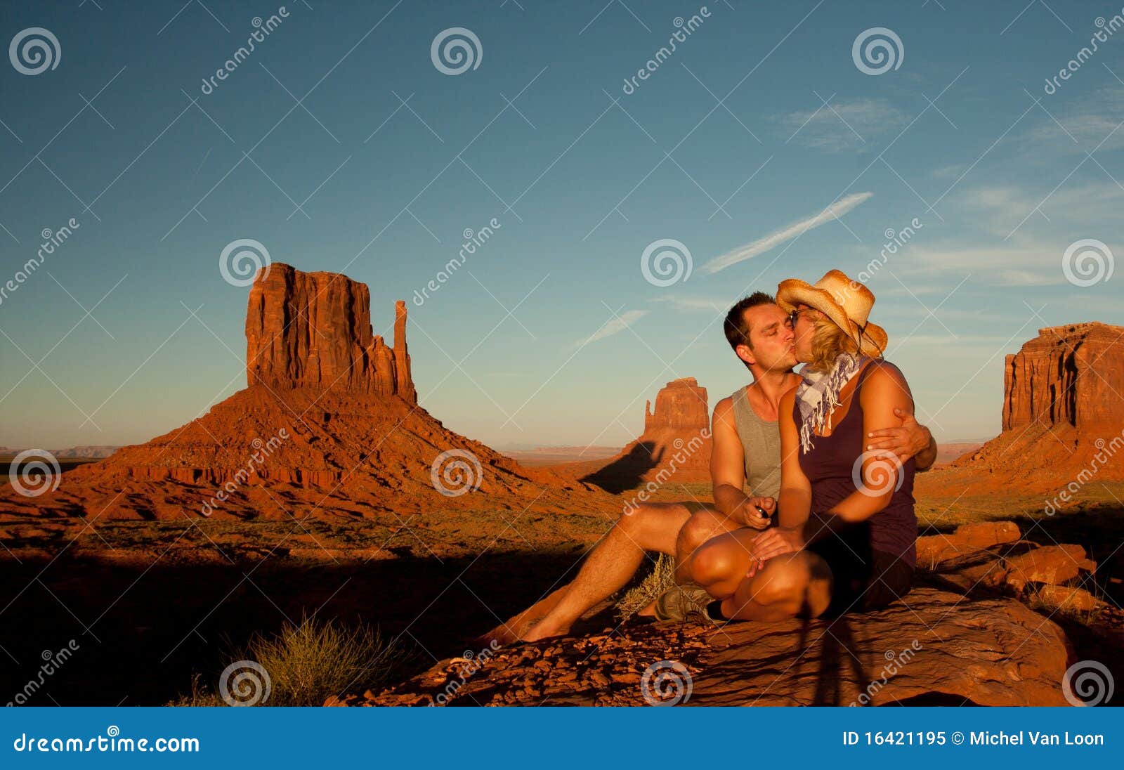 Amor en valle del monumento. Un retrato de un par del amor que se besaba delante de una roca encontró en el valle Utah del monumento