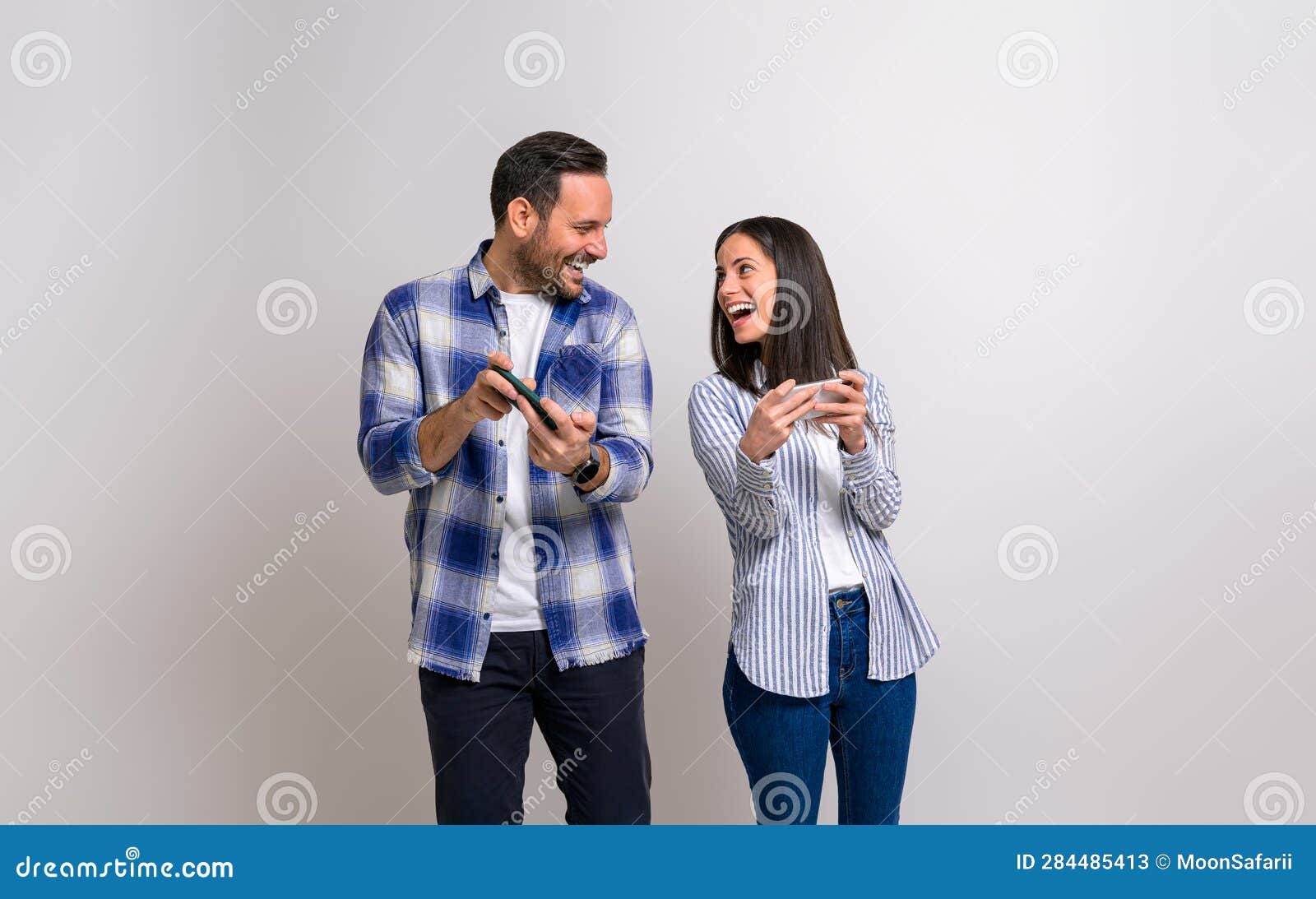 Alegre namorado e namorada jogando videogame para ganhar. casal