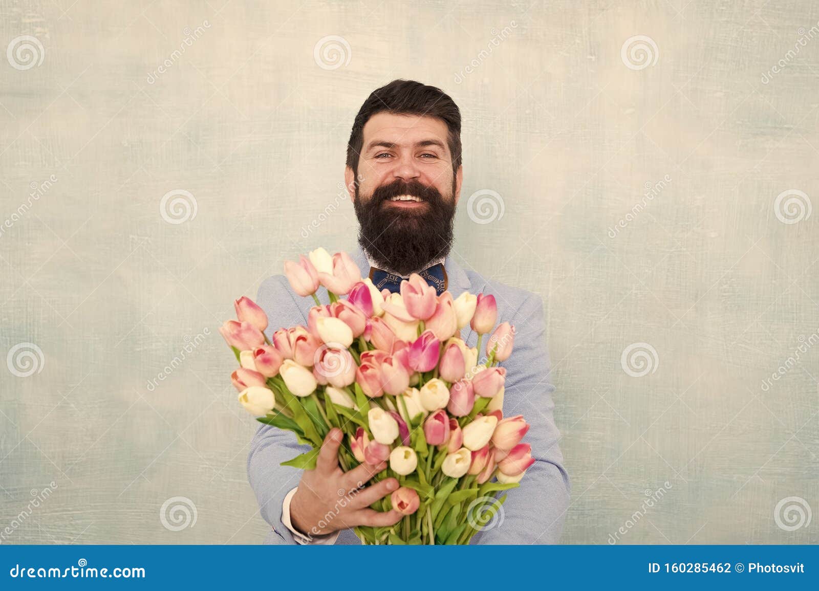 Amour Avec Des Fleurs Joyeux Anniversaire Mariee A La Fete De Mariage Homme Barbu En Cordon D Arc Avec Des Fleurs De Tulipe Print Photo Stock Image Du Barbu Amour