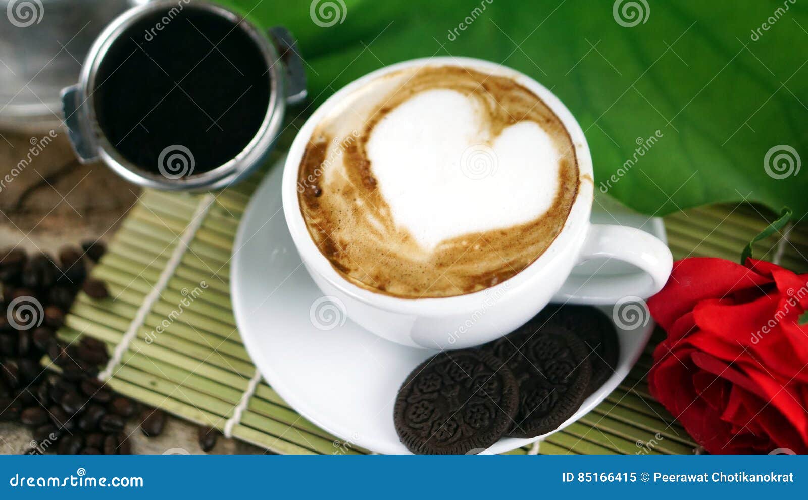 Amour De Café Avec Des Coeurs Sur Le Lait Café De Latte