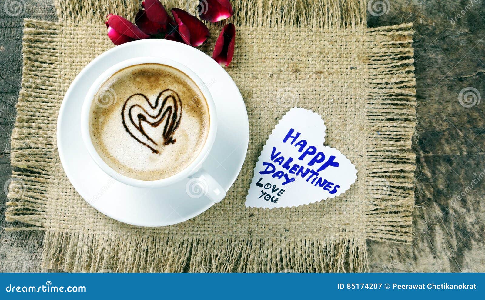Amour De Café Avec Des Coeurs Sur Le Lait Café De Latte