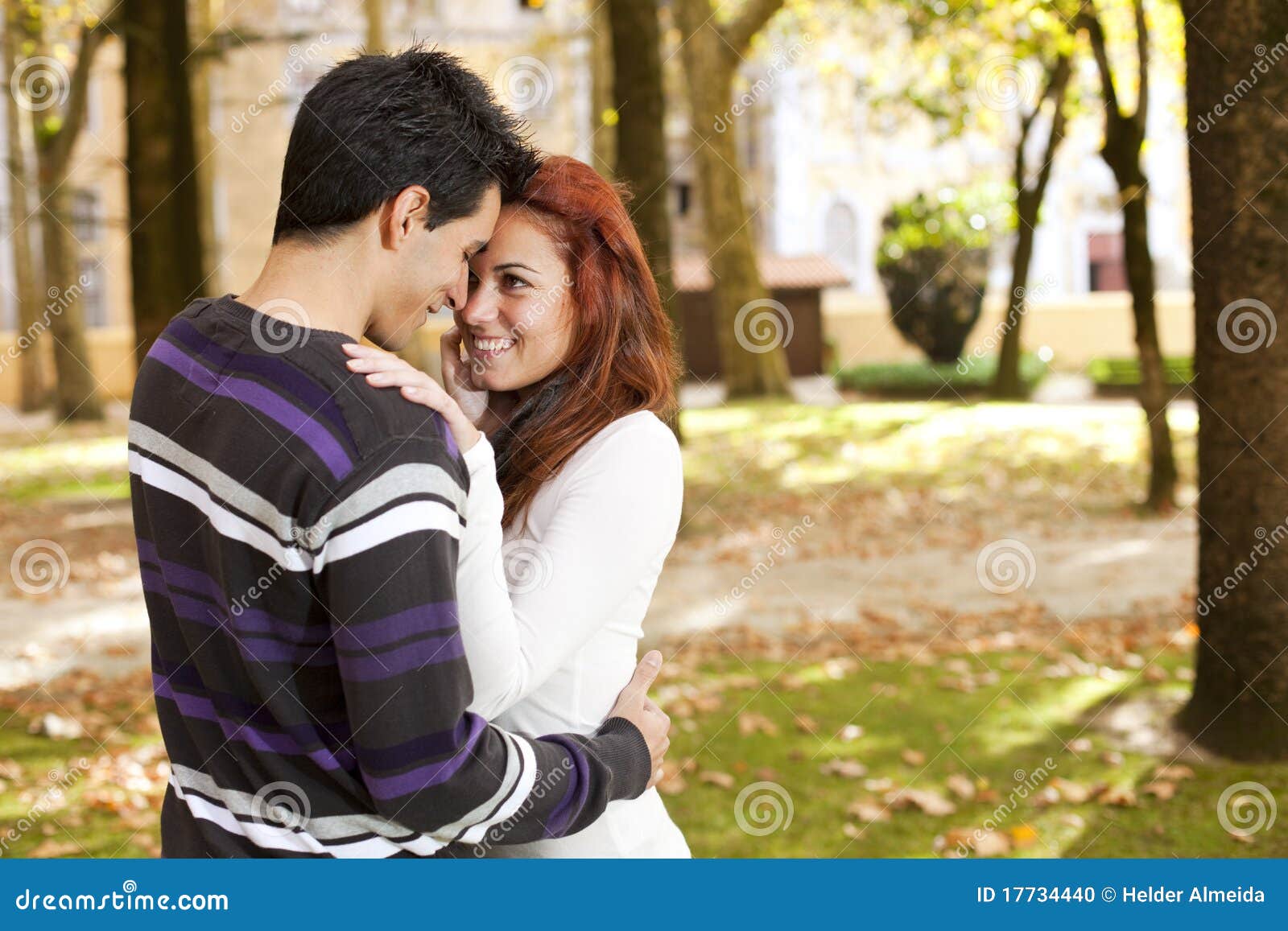 Amour Et Affection Entre Un Jeune Couple Photo stock Image du émotif, bonheur 17734440