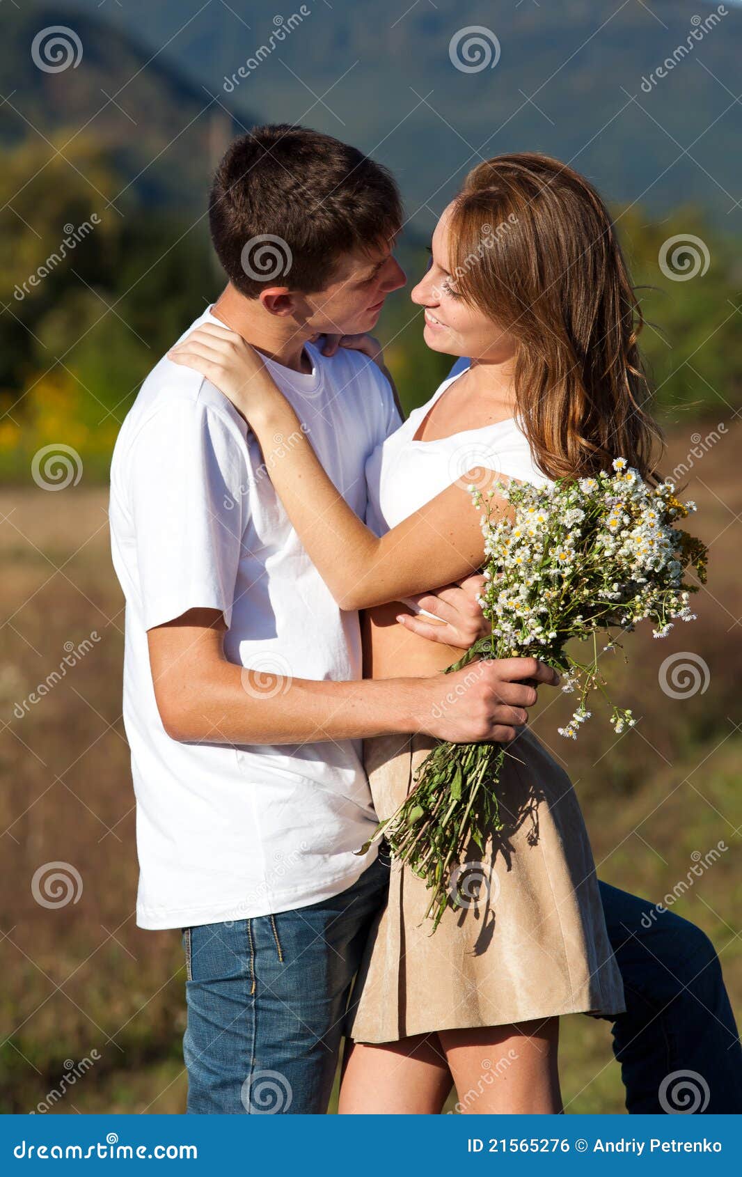 Amour Et Affection Entre Un Jeune Couple Photo Stock Image Du Fleur