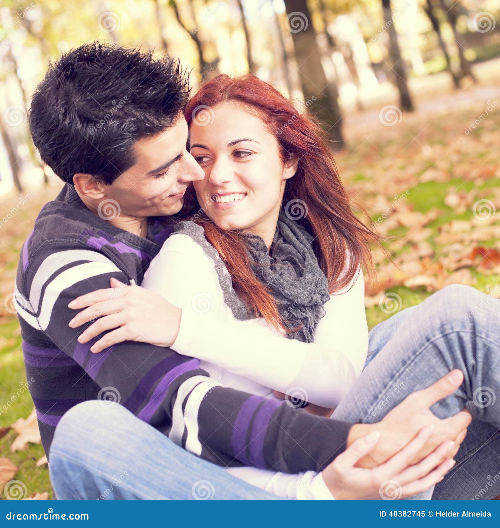 Amour Et Affection Entre Un Jeune Couple Image stock Image du rire, amusement 40382745